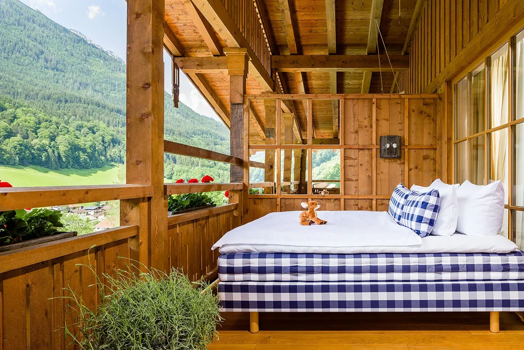Suite im Berghotel Rehlegg: Schlafen im luxuri&ouml;sen H&auml;stens-Bett &ndash; noch dazu an der frischen Luft, auf der 15 Quadratmeter gro&szlig;en Loggia mit Blick auf die Berge.