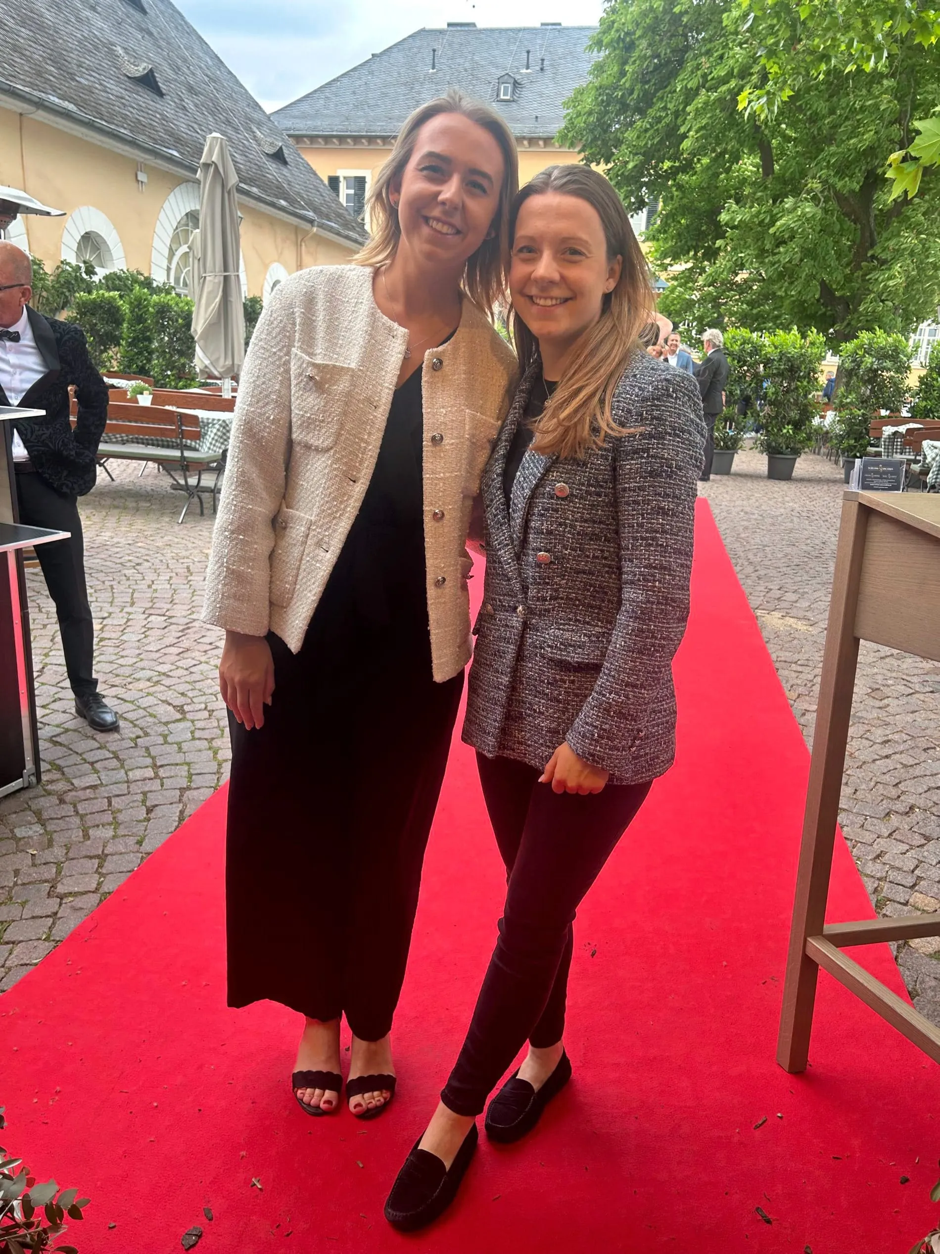 Begrüßten die Gäste: (von links) Julia Barth und Anna Sand.