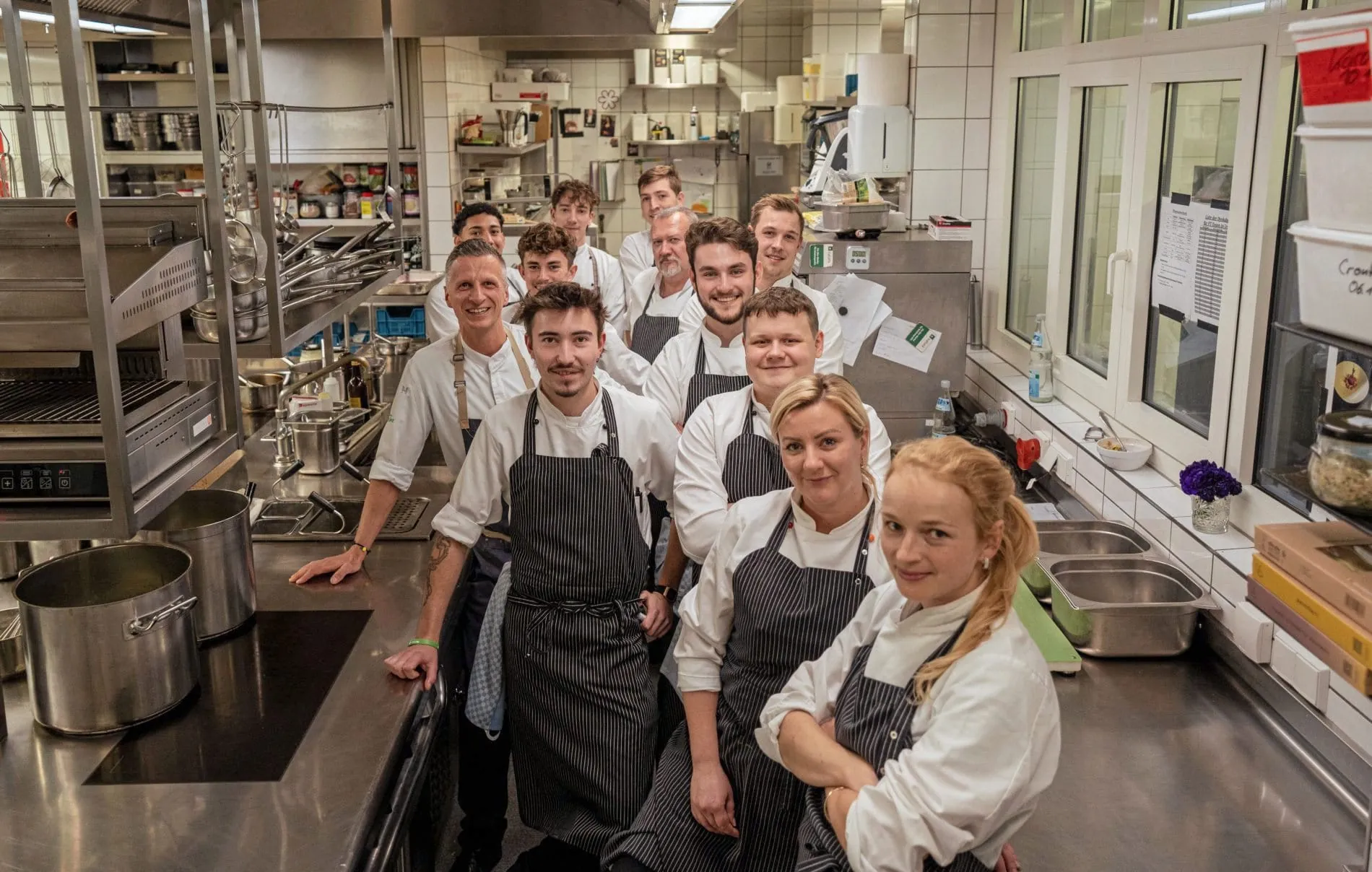 Gutes Teamgefüge und ein Michelin-Stern seit elf Jahren – in der Küche von Chef Maximilian Moser (ganz links) im Hotel Vier Jahreszeiten Starnberg herrscht gute Stimmung.