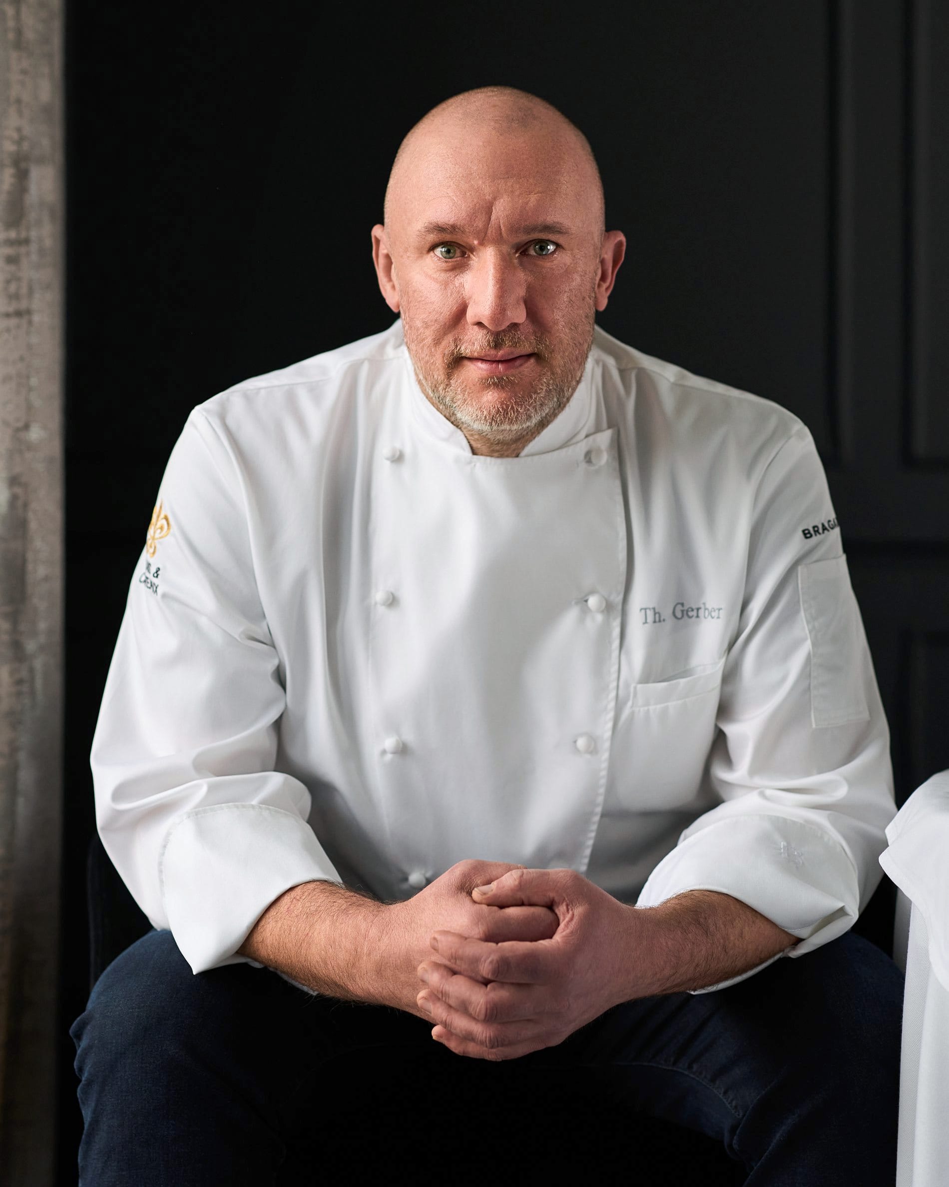 Thomas Gerber, kreativer Kopf des Haute Cuisine Restaurants Oswalds Gourmetstube, wird nach zehn Jahren konstanter Spitzenleistung vom Guide Michelin nun mit zwei Sternen geehrt.