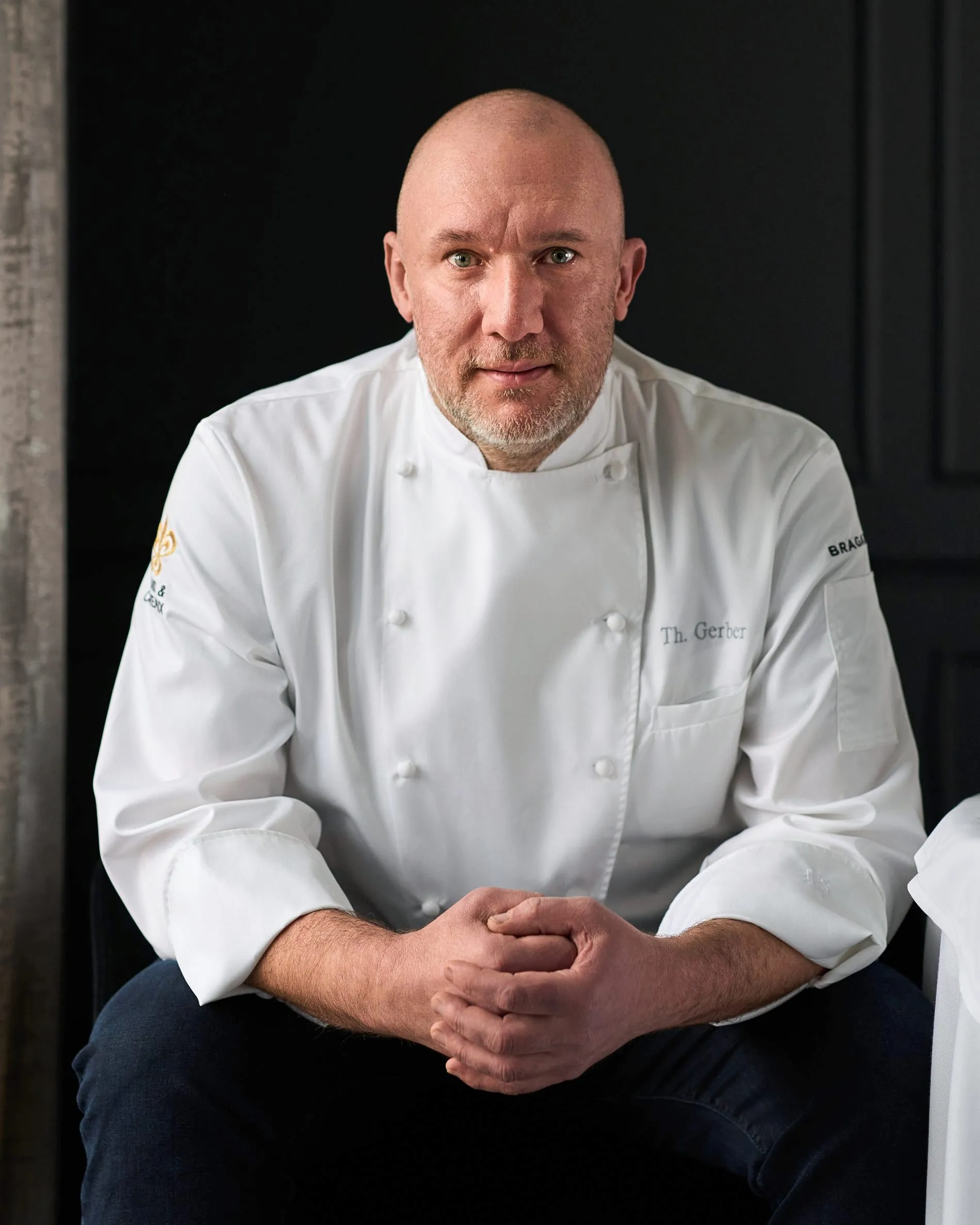 Thomas Gerber, kreativer Kopf des Haute Cuisine Restaurants Oswalds Gourmetstube, wird nach zehn Jahren konstanter Spitzenleistung vom Guide Michelin nun mit zwei Sternen geehrt.