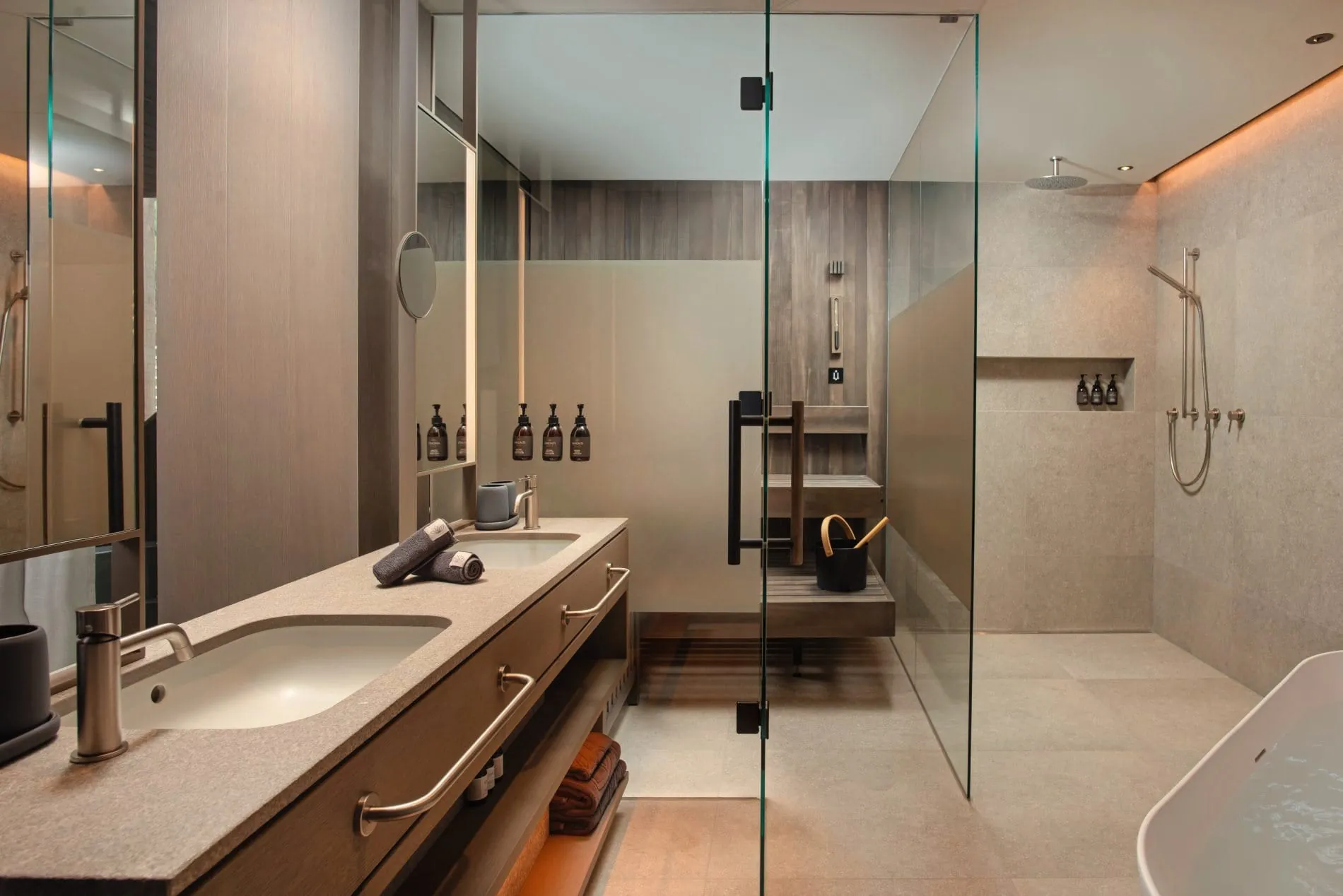 Blick in ein Badezimmer der Suiten.