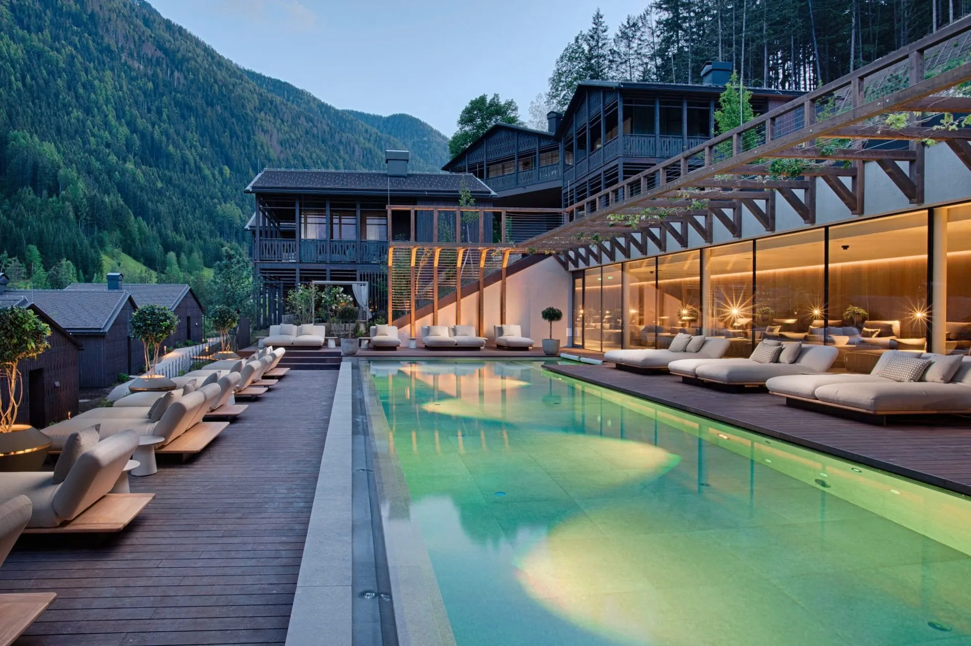 Abendstimmung: Bei Dunkelheit wird der Outdoor-Pool beleuchtet.