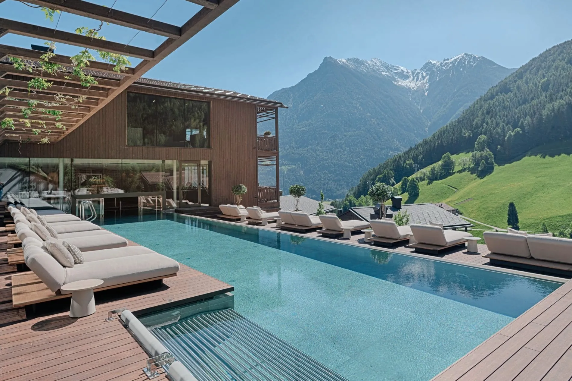 Mitten in der Natur: Das Spa House der Amonti Chalets bietet einen Outdoor-Pool mit Blick auf die Berge.