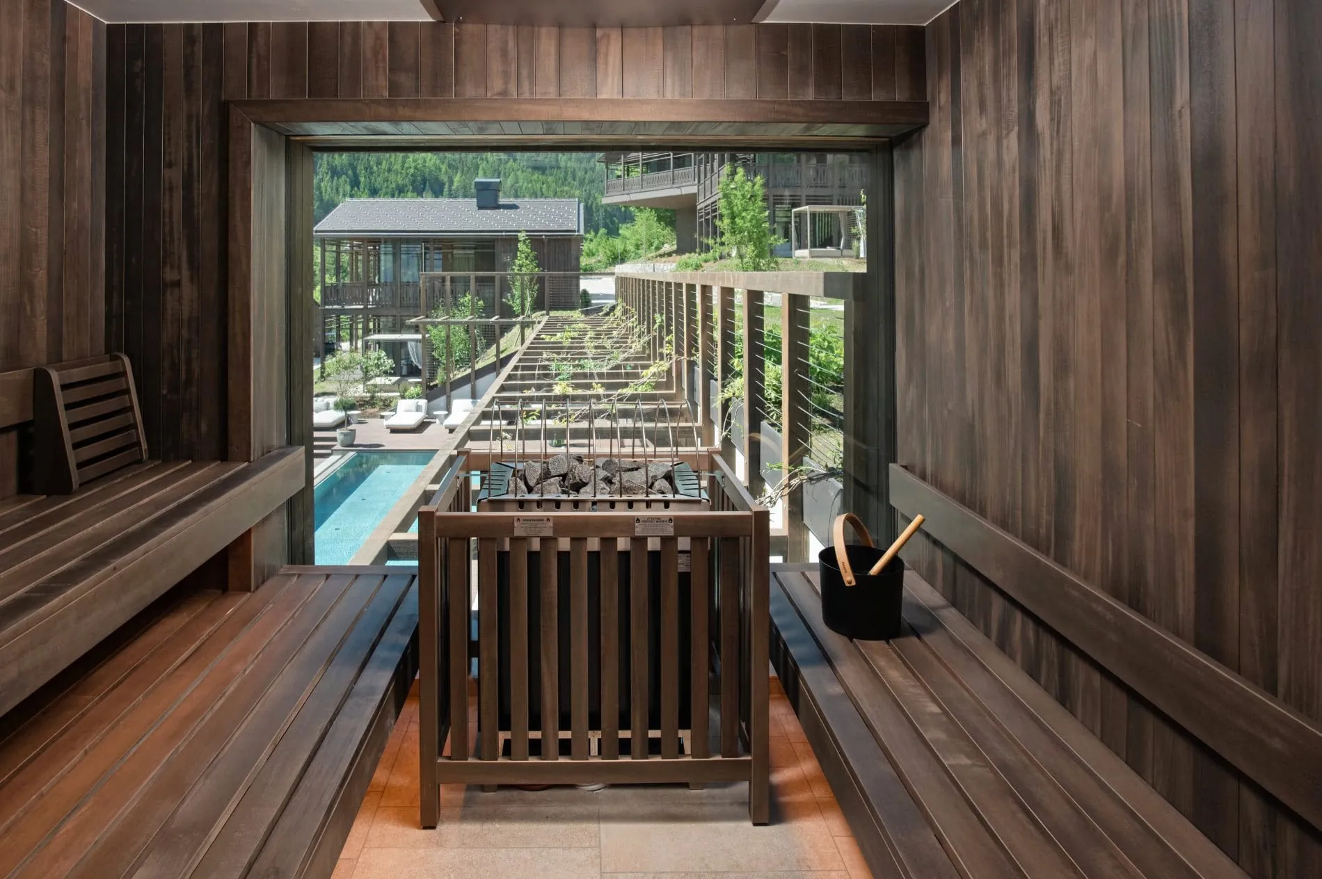 Von der Sauna aus haben die Gäste einen Blick auf den Außenpool des Spa House.