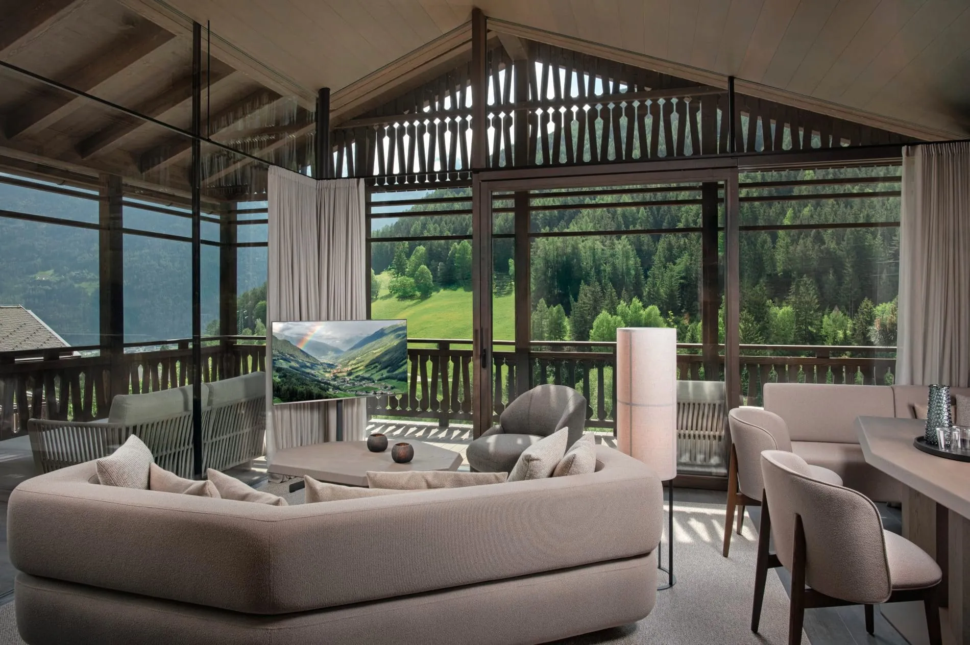 Großzügig: Der Wohnbereich in einer der Amonti-Suiten.