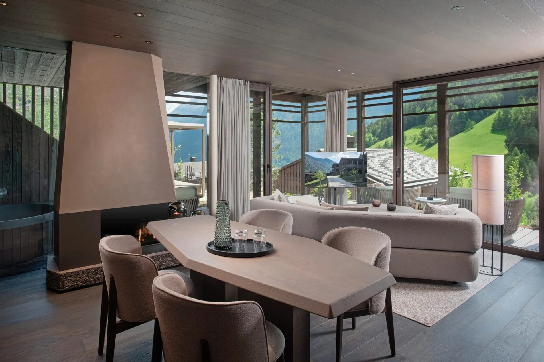 Helle Stoffe und klare Linien: Die Gestaltung der Chalets stammt aus der Feder von Architekt Andreas Gruber und Interior Designer Bernd Gruber.