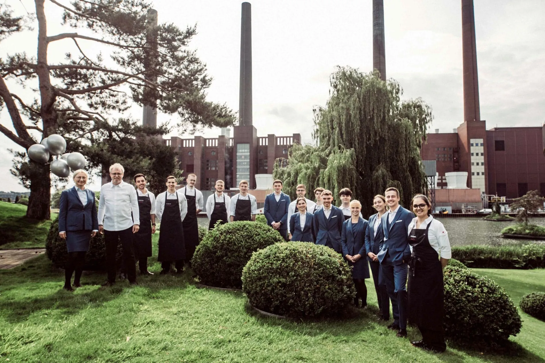 Das Gourmetrestaurant „Aqua“ in der Autostadt blickt auf 25 Jahre zurück – und krönt dieses Jubiläum mit einer besonderen Auszeichnung: Bei der Michelin Guide Ceremony 2025 wurde das Restaurant erneut mit drei Sternen geehrt.