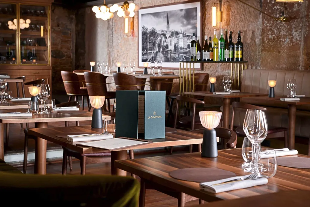 Das Bistro &bdquo;Le Comptoir&ldquo; serviert Klassiker der Lyonnaiser K&uuml;che mit modernem Twist.