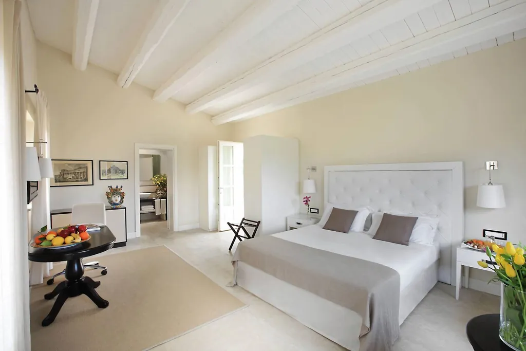 Hell und freundlich: Die Zimmer im Dolce by Wyndham Siracusa Monasteri Golf & Spa.