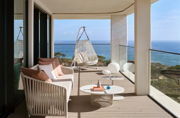 Das Hotel bietet 134 Zimmer und Suiten sowie 83 Residenzen im typischen W-Stil – darunter das „Wow Penthouse“ mit Terrasse und Meerblick.