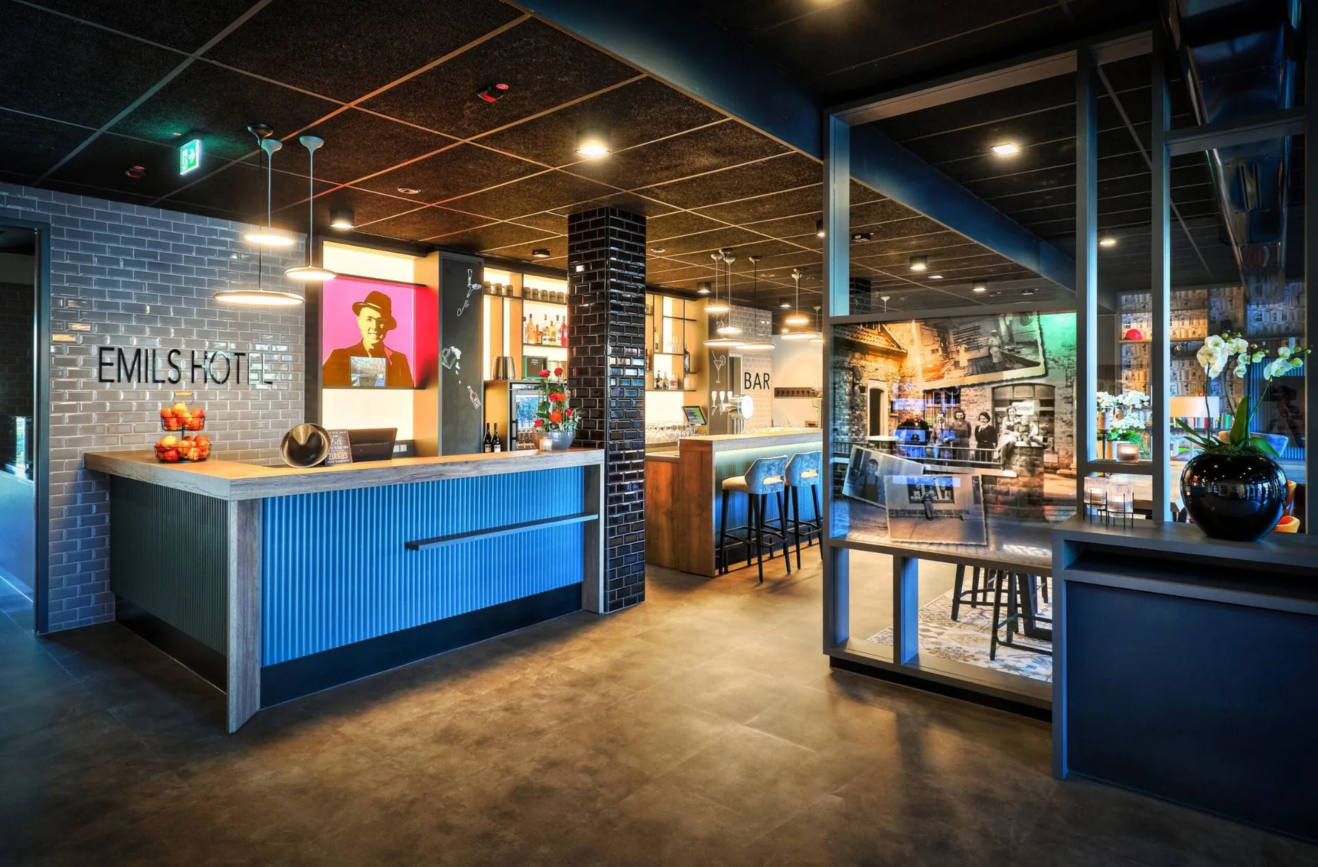 Design-Budget-Konzept: Emils Hotel, hier der Empfangsbereich mit Bar.