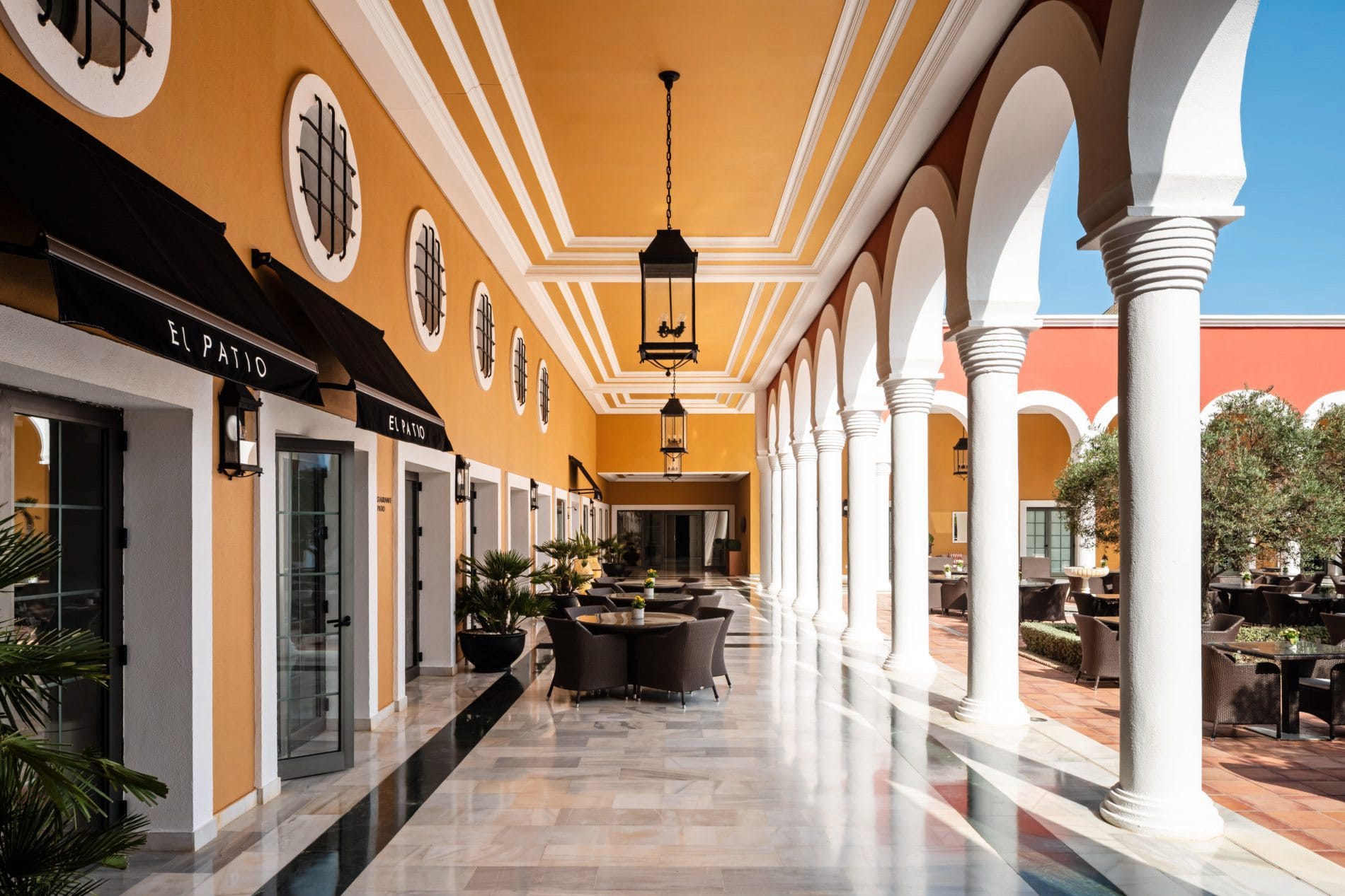 Das Hotel Palacio de Sancti Petri Meliá ist ein ehemaliger Palast im Neo-Mudejar-Stil.