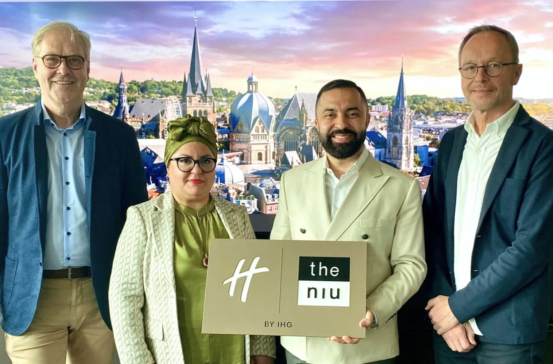 Haben den Mietvertrag unterzeichnet: (v.l.) Peter Lagies (Corp. Director of Asset Management & Facility Novum Hospitality), Samira Said (CEO Novum Hospitality), David Etmenan (CEO & Owner Novum Hospitality und Dirk Brockmann (Geschäftsführer HLG Real Estate).