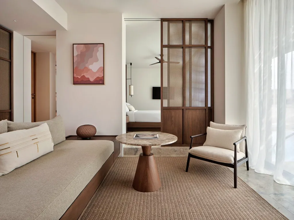 Klare Linien und lichtdurchflutet: Das Resort bietet 160 Zimmer, Suiten und Villen.