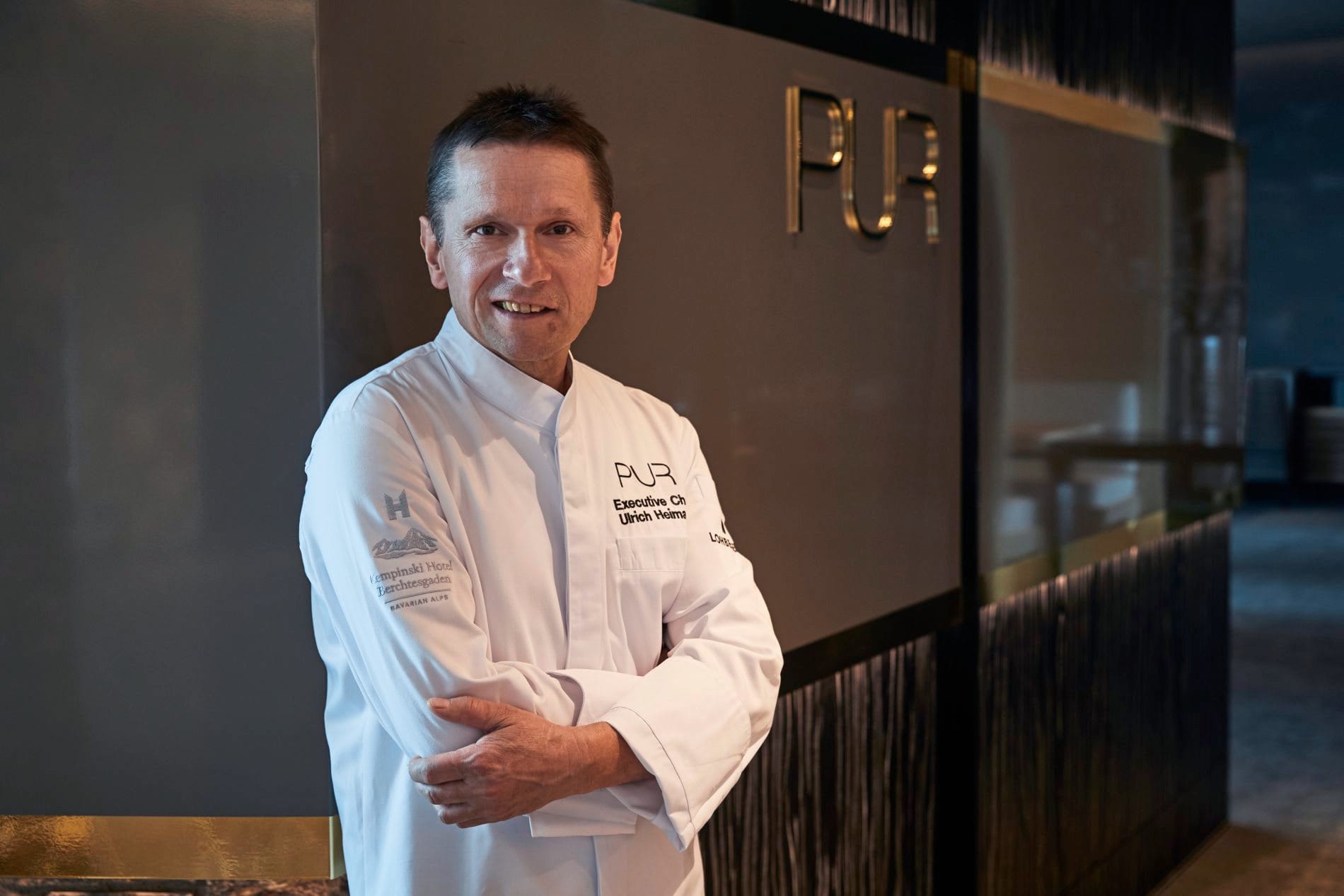 Das „Gourmetrestaurant Pur“ im Kempinski Hotel Berchtesgaden bestätigt auch in diesem Jahr seine Leistung und wird vom Guide Michelin erneut mit zwei Sternen bewertet. Executive Chef Ulrich Heimann und sein Team behaupten damit ihre Position unter den besten Restaurants Deutschlands.