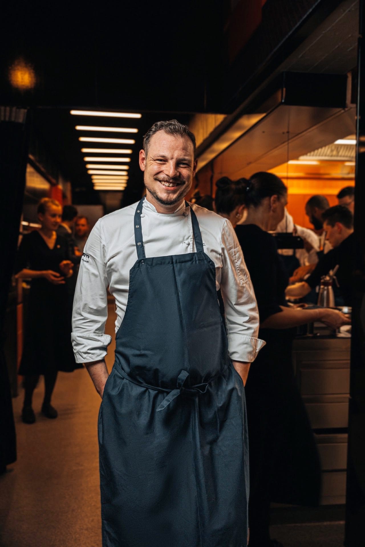 Das Restaurant „Tantris“ konnte seine zwei Sterne im Guide Michelin bestätigen, ebenso wie das à-la-carte Restaurant „Tantris DNA“, welches weiterhin mit einem Stern im Guide Michelin ausgezeichnet ist. Die Leitung beider Restaurants aht Executive Chef Benjamin Chmura inne.