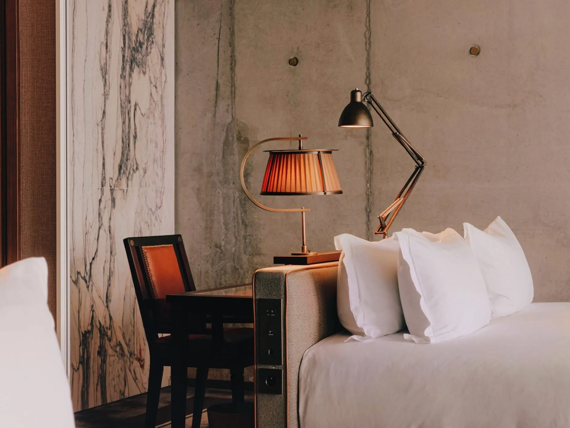 Elegant ohne Schnörkel: Die Zimmer und Suiten greifen Elemente aus „Manfreds Villa“ auf – zum Beispiel die Lampen.