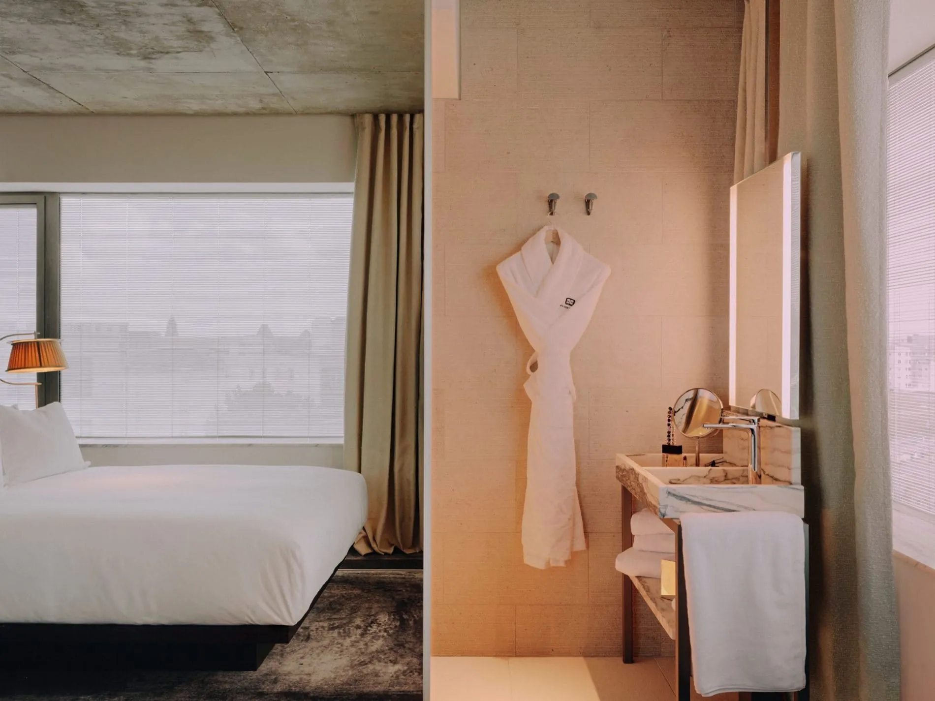 „Befreit von jeglicher Oberflächlichkeit.“ So beschreibt Philippe Starck selbst die Atmosphäre der Maison Heler.