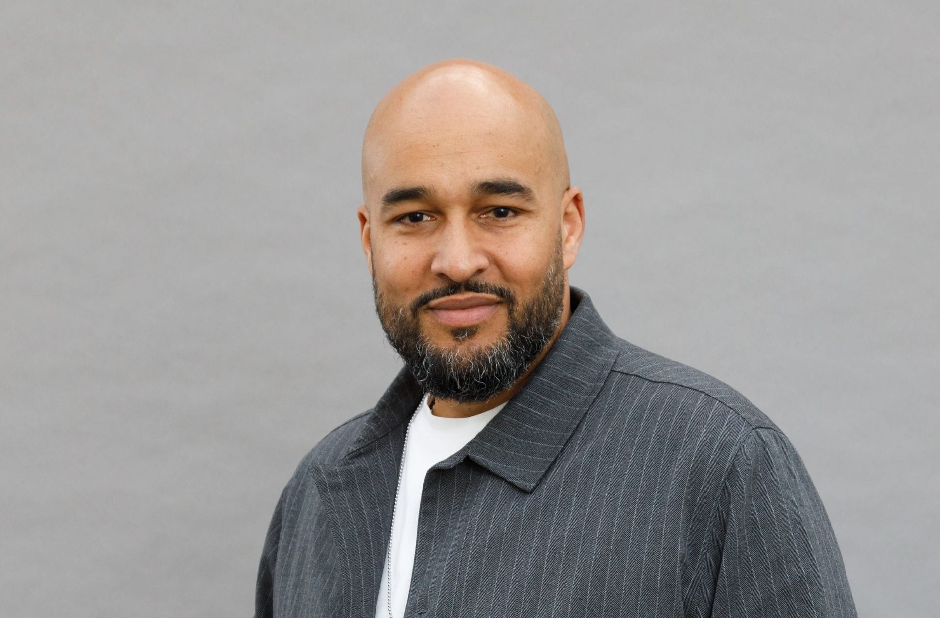 Philip Ibrahim startete vor mehr als 20 Jahren seine Karriere in der Branche. Er nennt sich selbst „Hotel-Nerd“ und liebt es, kreative Spielräume bei der Gestaltung von Hospitality auszuloten.