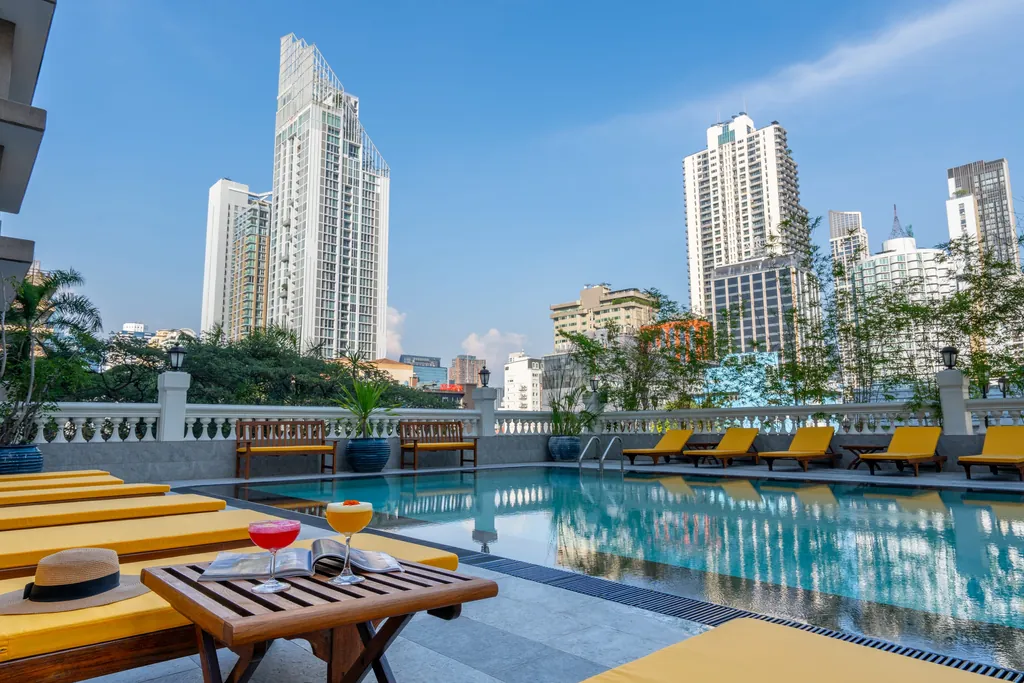 Urbanes Urlaubsfeeling: Rooftop-Pool im NH Bangkok Sukhumvit Boulevard mit Blick auf die Skyline der thail&auml;ndischen Hauptstadt.