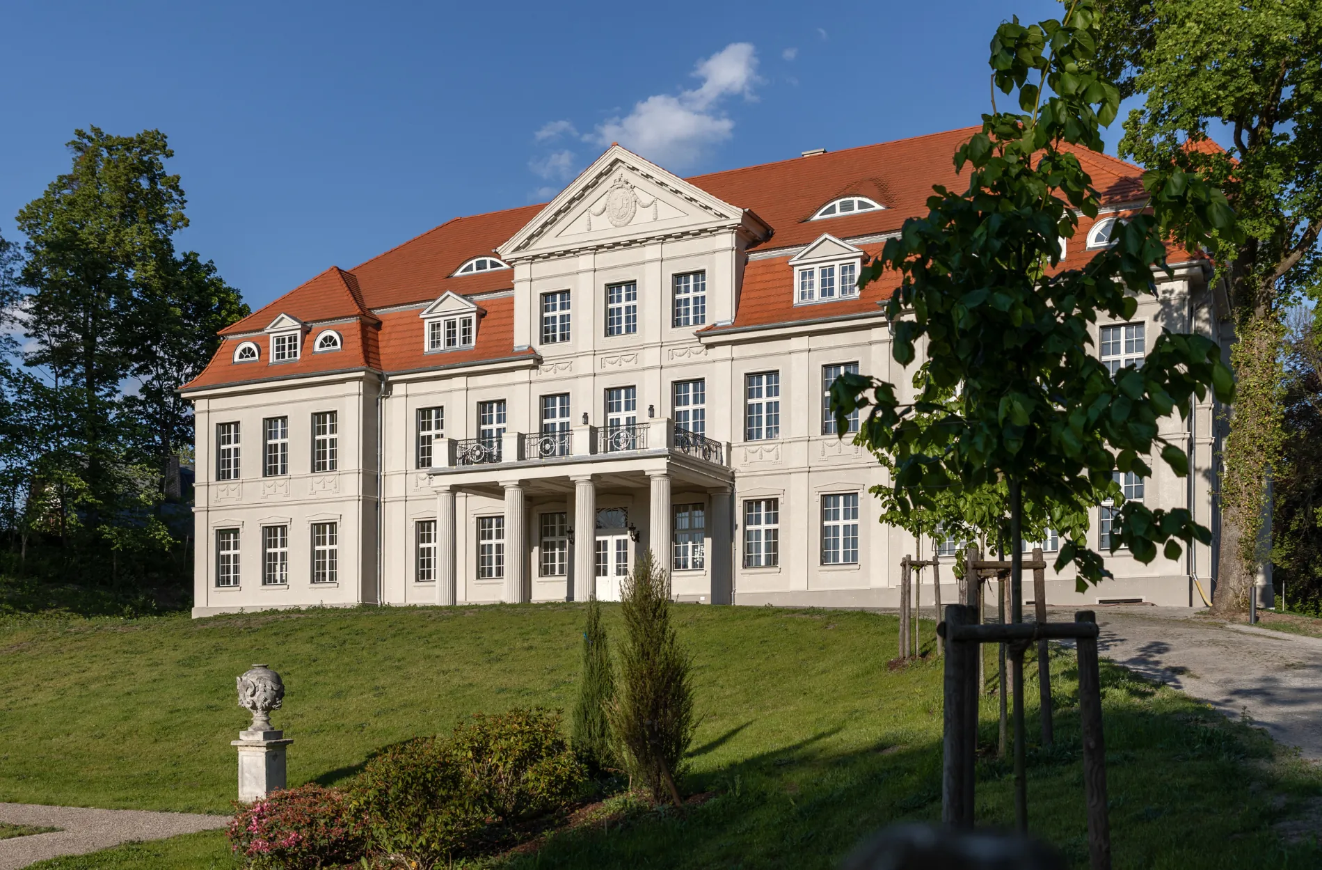 Fassade und Außenbereich des Schlosshotels im ehemaligen großherzoglichen Palais