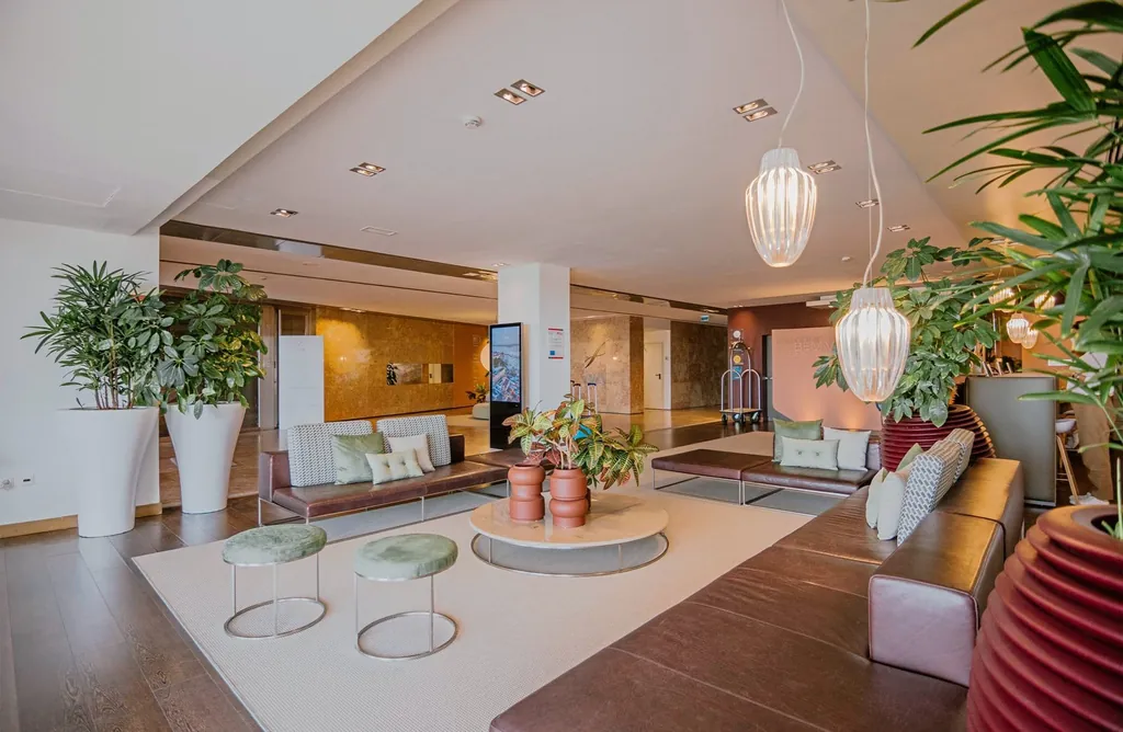 Hell und freundlich: Die Lobby im Occidental Faro.