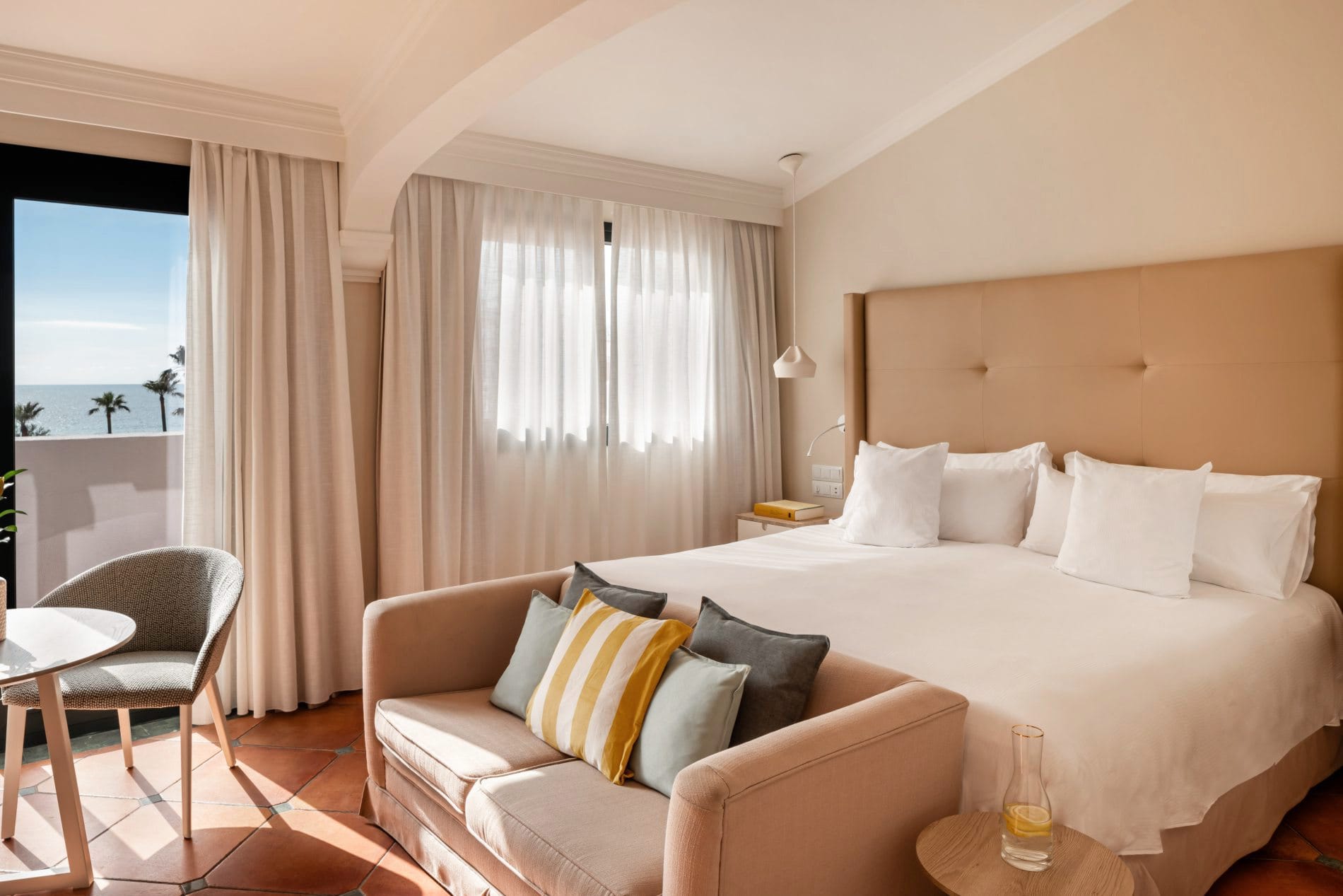 Die Gästezimmer bieten Blick auf das Meer.