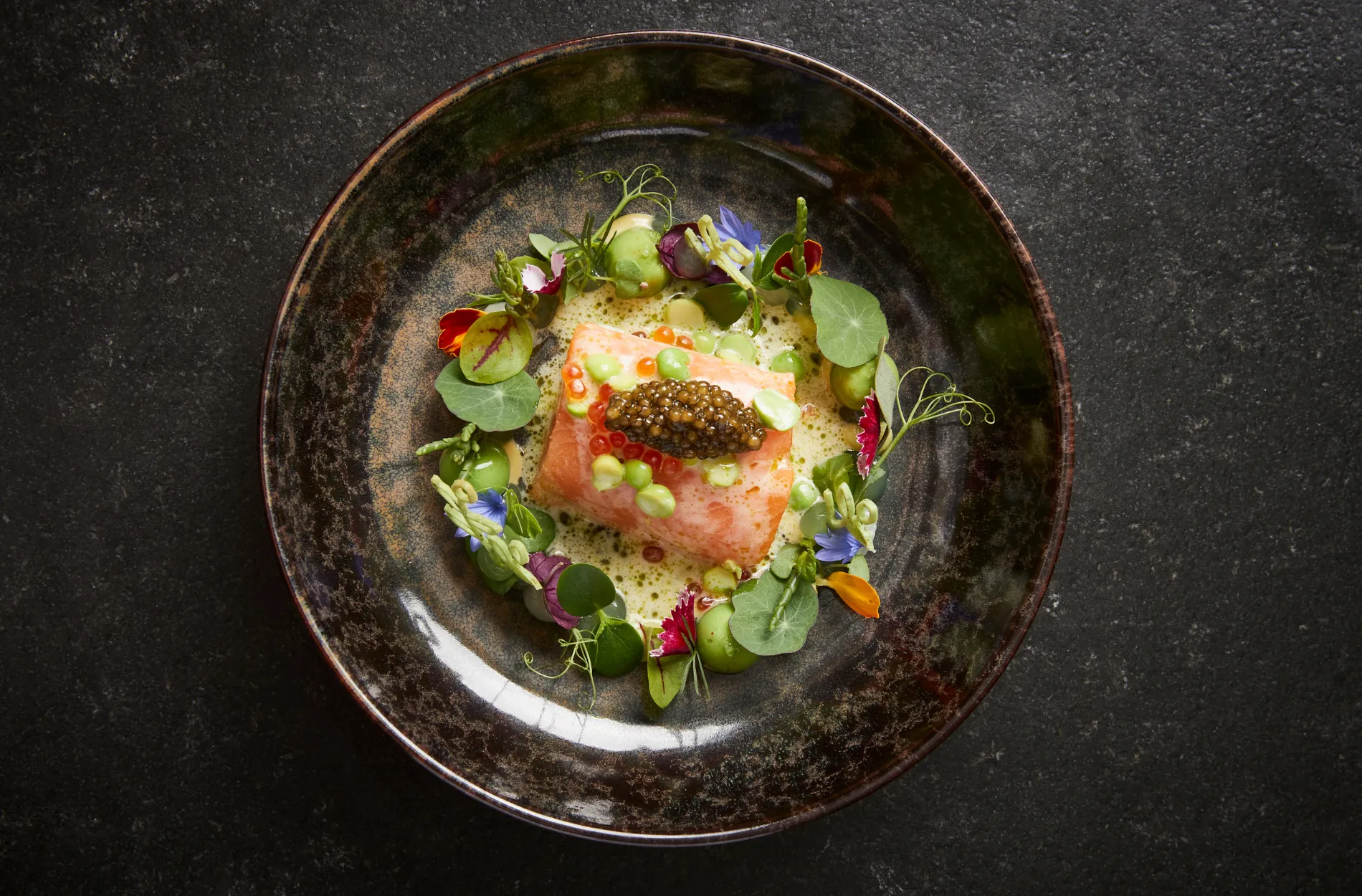 Ein Klassiker neu interpretiert: Küchenchef Ulrich Heimann serviert Saibling als Hommage an die Anfänge des Pur – ein Highlight aus dem Rezeptschatz des Zwei-Sterne-Restaurants.