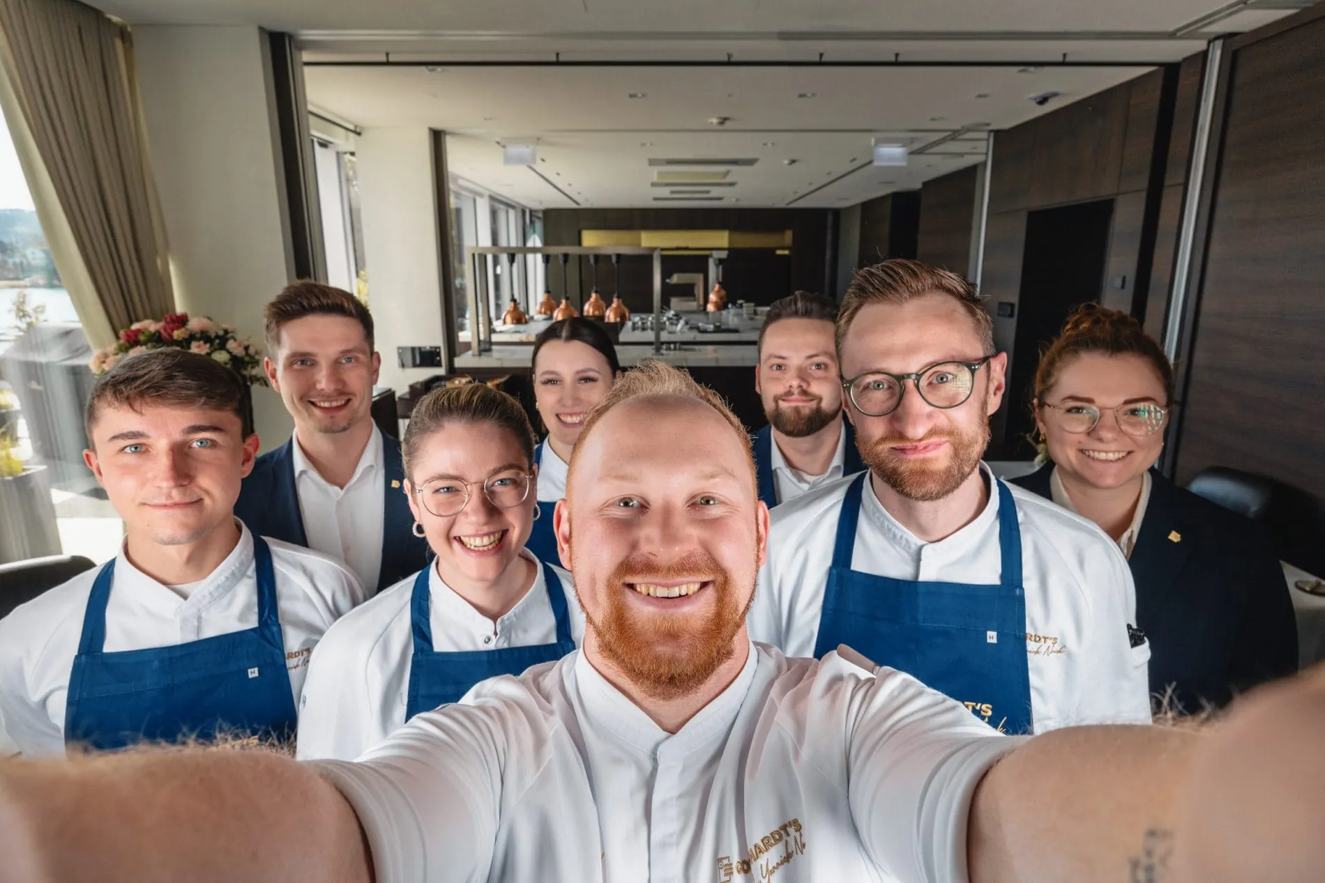 Das Gotthardt’s by Yannick Noack hat zwei Sterne vom Guide Michelin bekommen. Küchenchef Yannick Noack, der bereits in der Vergangenheit zwei Michelin-Sterne im Jahr 2023 und 2024 in Andernach erkochte und als jüngster Zwei-Sterne-Koch Deutschlands Bekanntheit erlangte, setzt damit seine Erfolgsgeschichte im Fährhaus Koblenz fort.