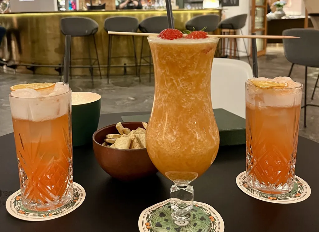 Das Hotel bietet alkoholfreie Varianten wie Negroni oder den &bdquo;Model Mix&ldquo; (Mitte) an.