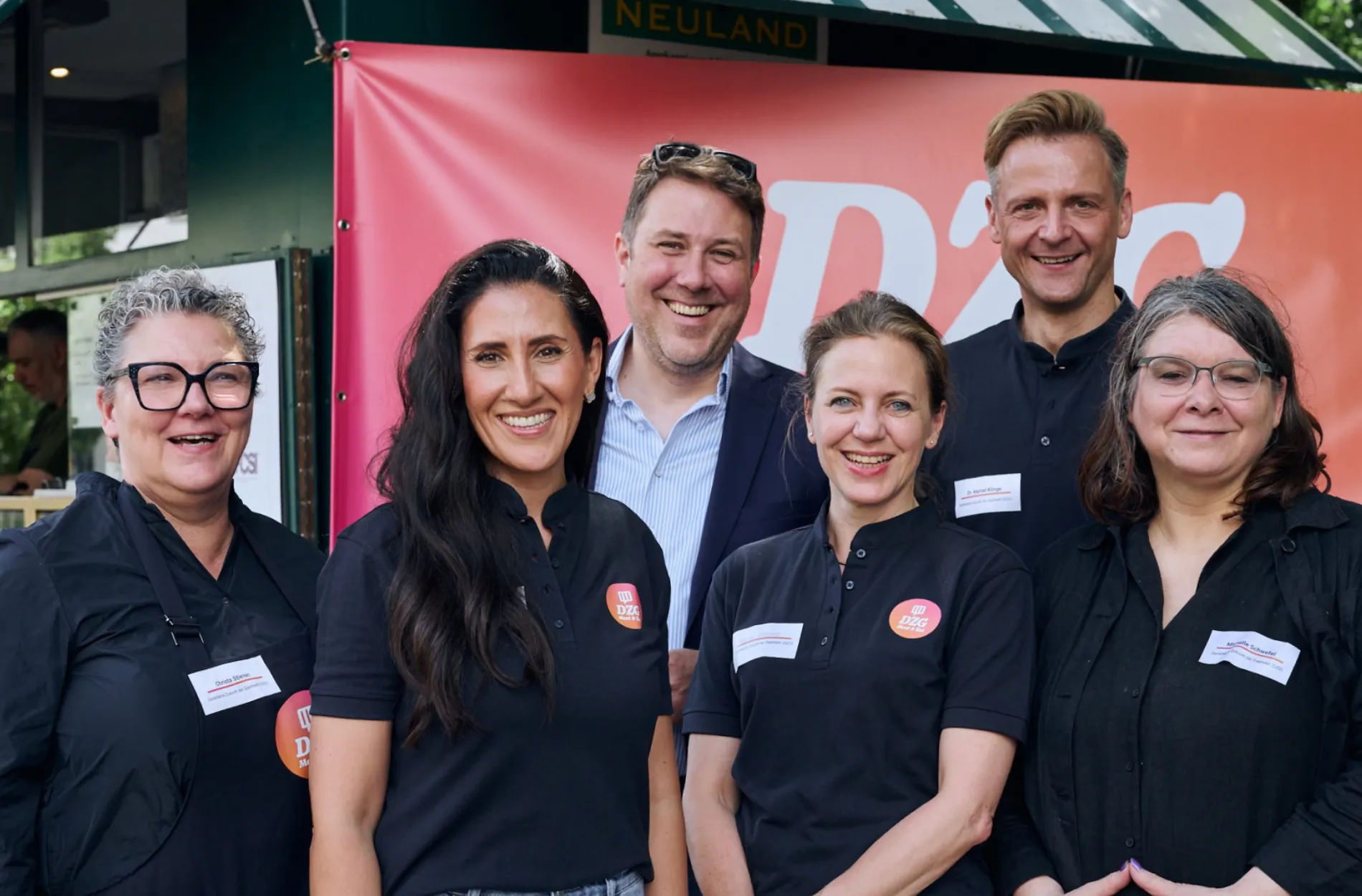 Vertreterinnen und Vertreter der DZG und Partnerverbände bei der Streetfood-Aktion vor dem Bundestag: (von links) Christa Stienen, Homeira Amiri, Markus Tressel, Alexandra Wolframm, Dr. Marcel Klinge, Michelle Schwefel).