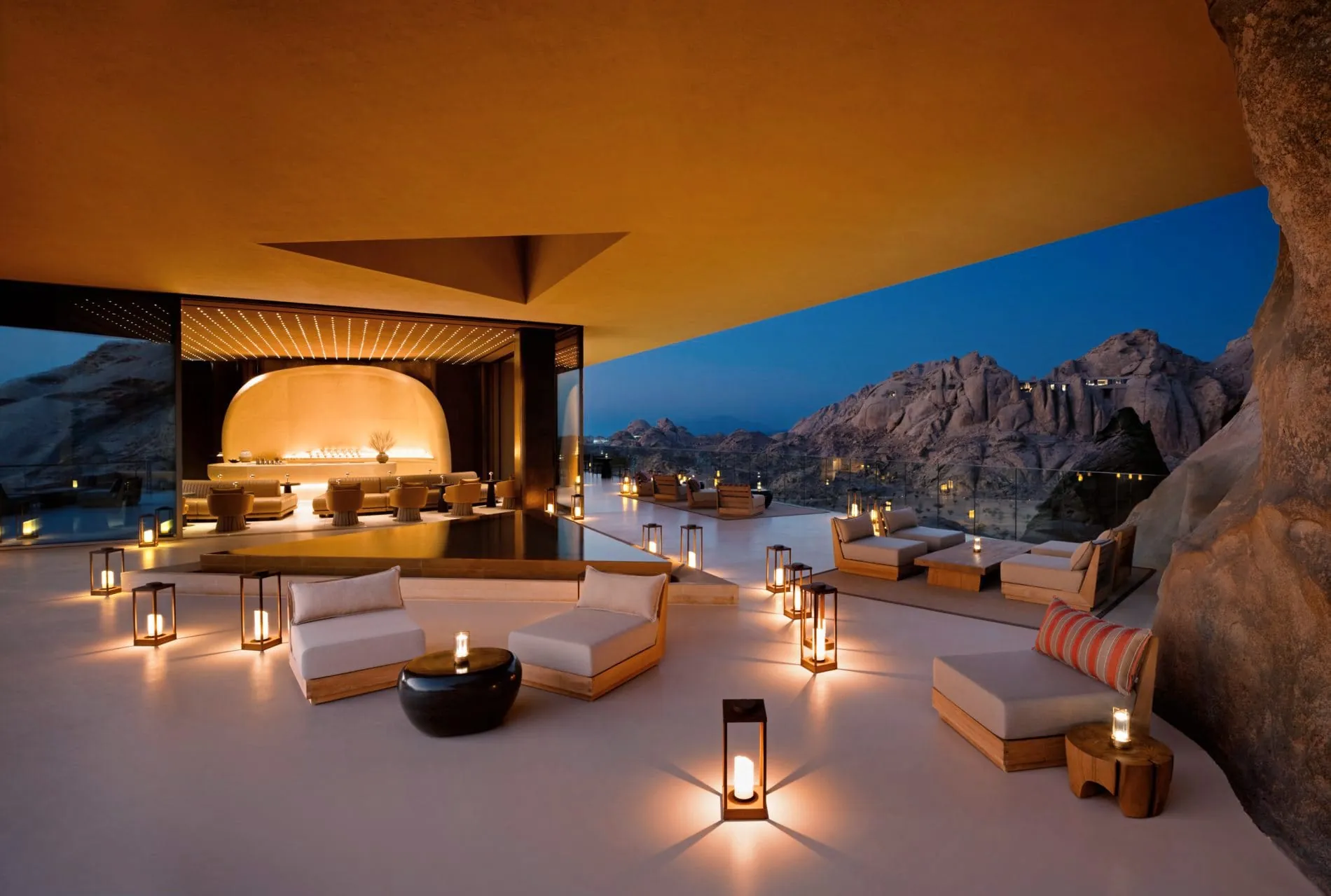 Verantwortlich für das Design ist Architekt Chad Oppenheim. Bei seinem Konzept ließ er sich von den Felsbauten der Nabatäer inspirieren.