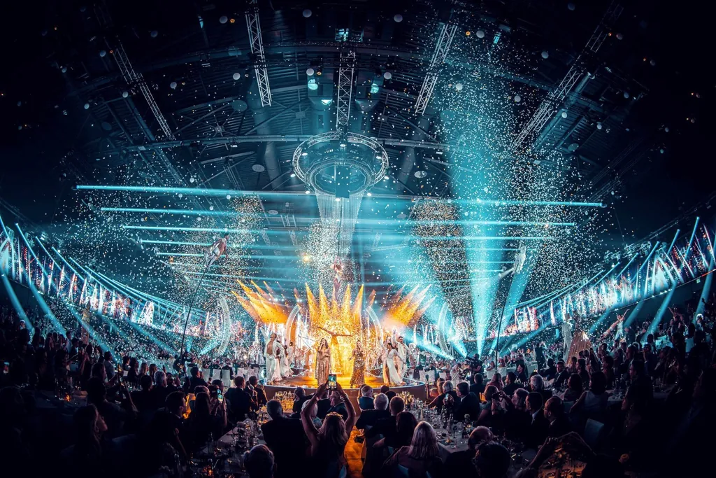 Auf der B&uuml;hne pr&auml;sentierten zahlreiche K&uuml;nstler und Musiker des Europa-Park ein Showprogramm.