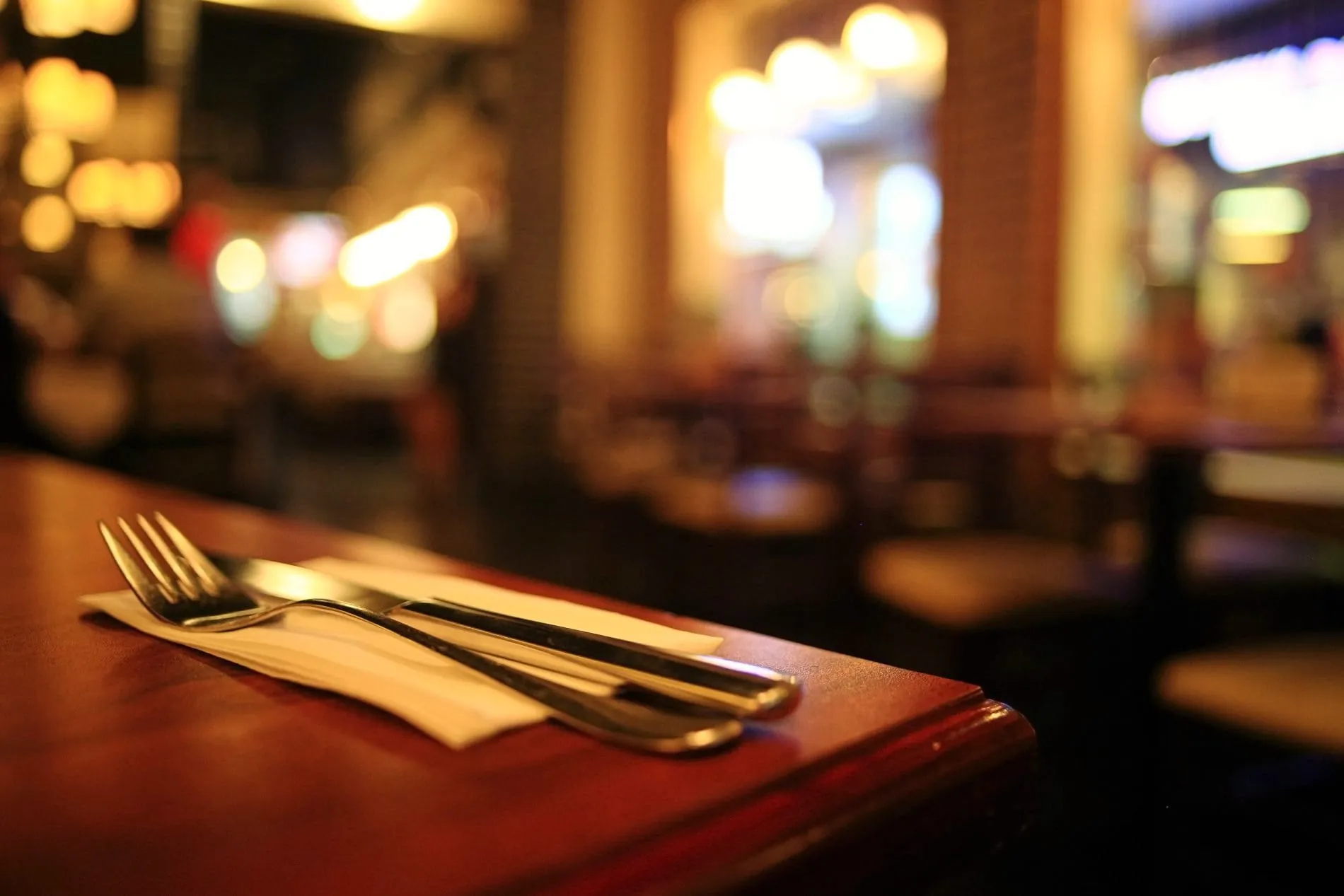 Wegen Personalmangels schränken einige Restaurants in den Urlaubsorten im Norden ihre Öffnungszeiten ein.