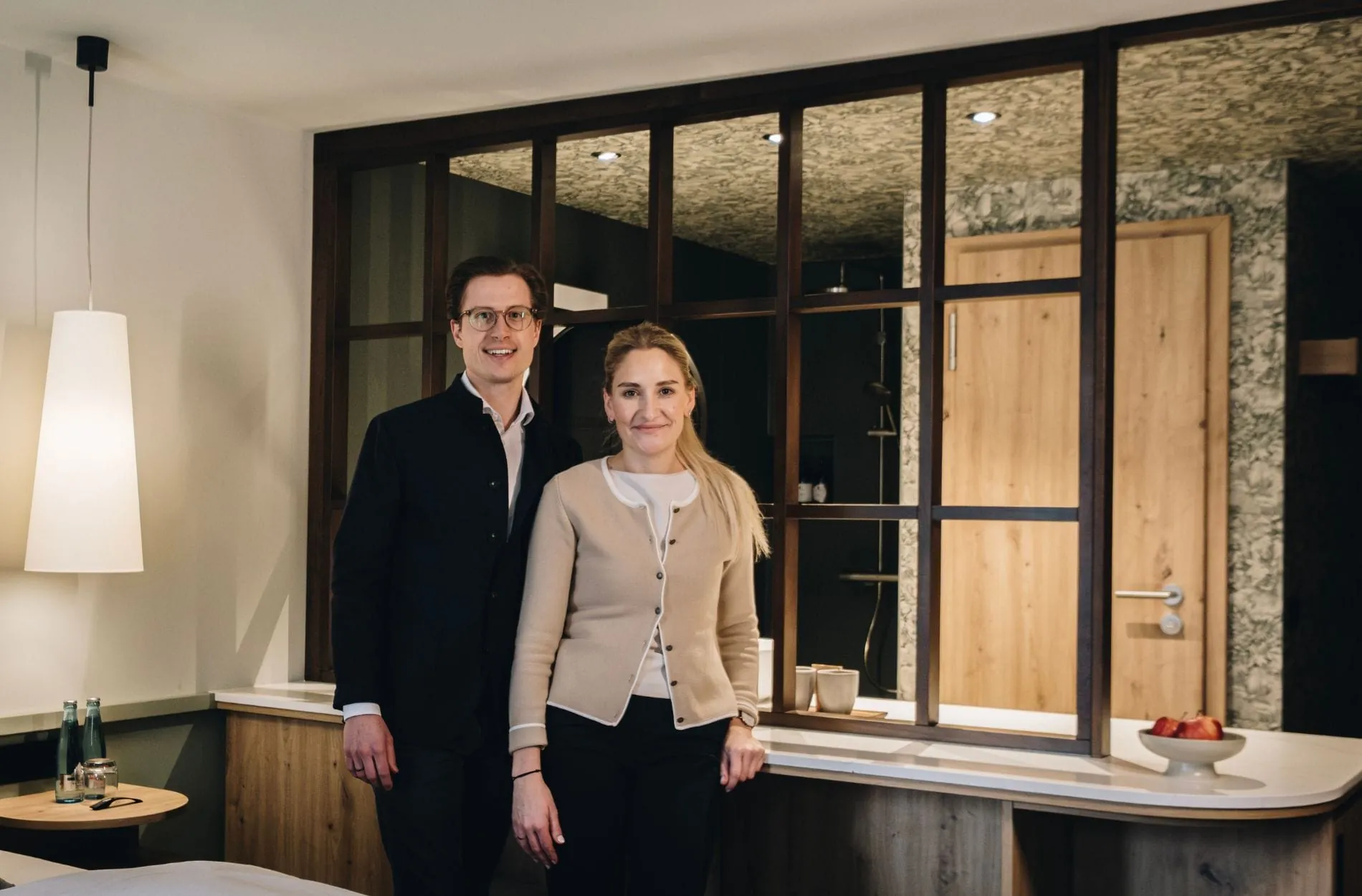 Zufriedene Bauherren: Simon Bruker und Elena Schnaas-Bruker im neuen „Designed to stay“- Zimmer, das zur Vorlage für weitere Zimmer im Boutiquehotel Ochsen in Saig dient.