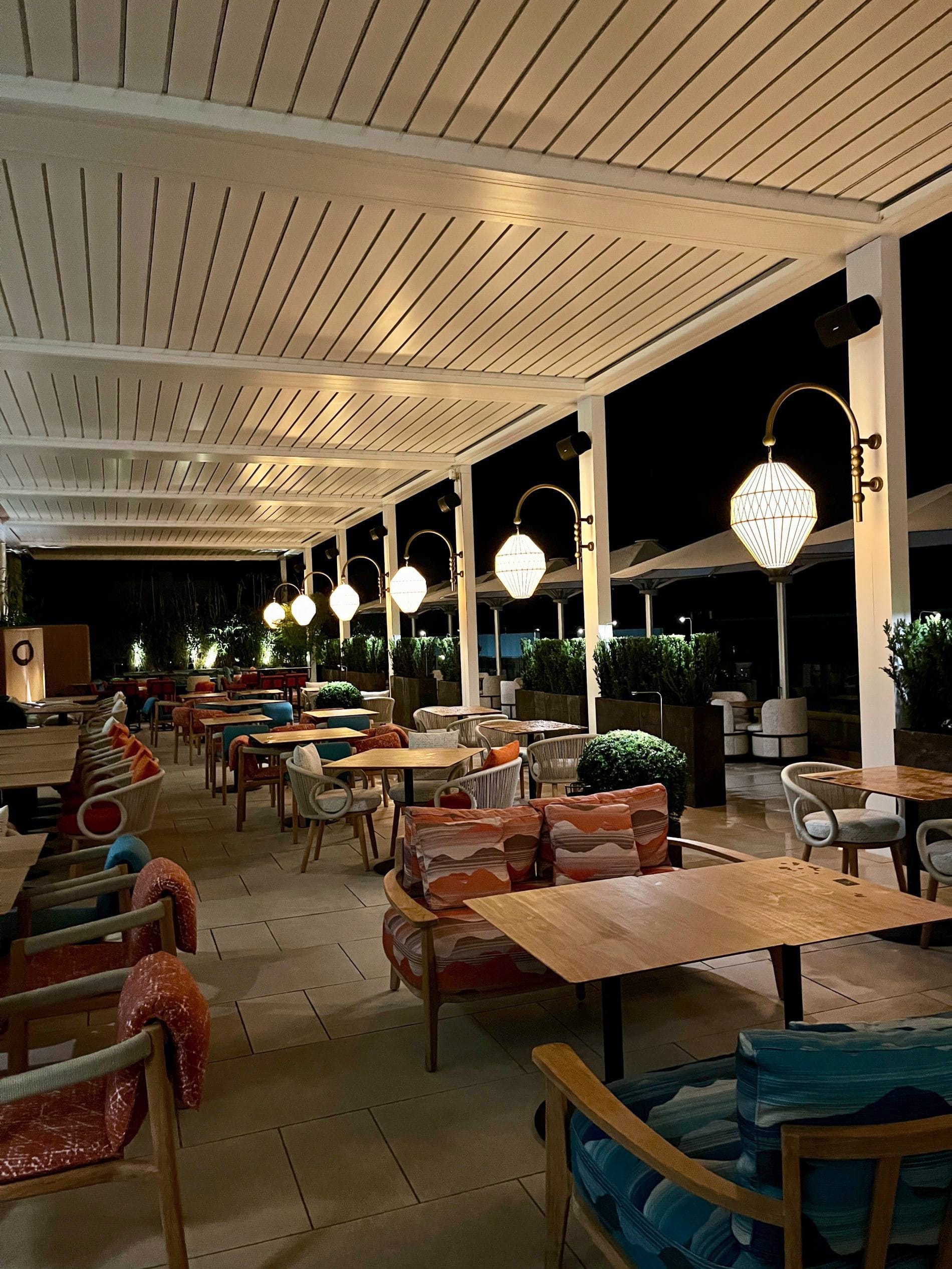 Einladend und stilvoll: Außenbereich der Mochi Bar im Falkensteiner Hotel Bozen WaltherPark.