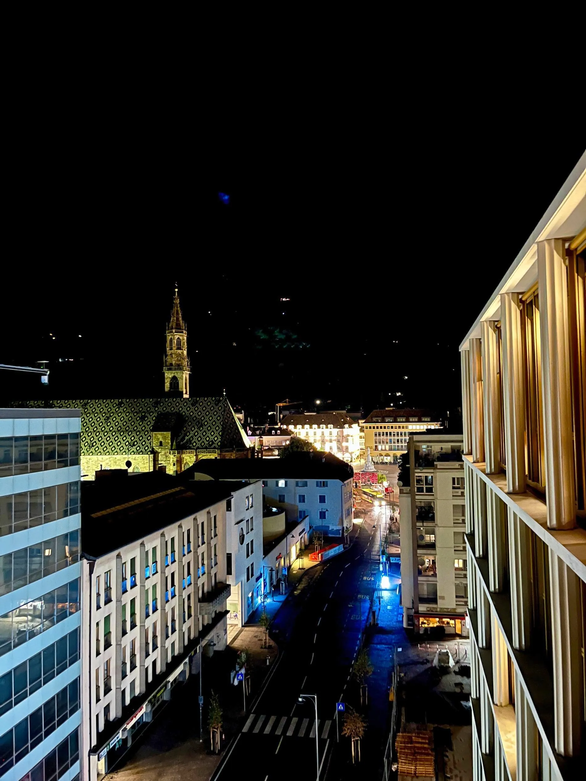 Nächtlicher Panoramablick auf Bozen und den Dom – direkt vom Falkensteiner Hotel am WaltherPark.
