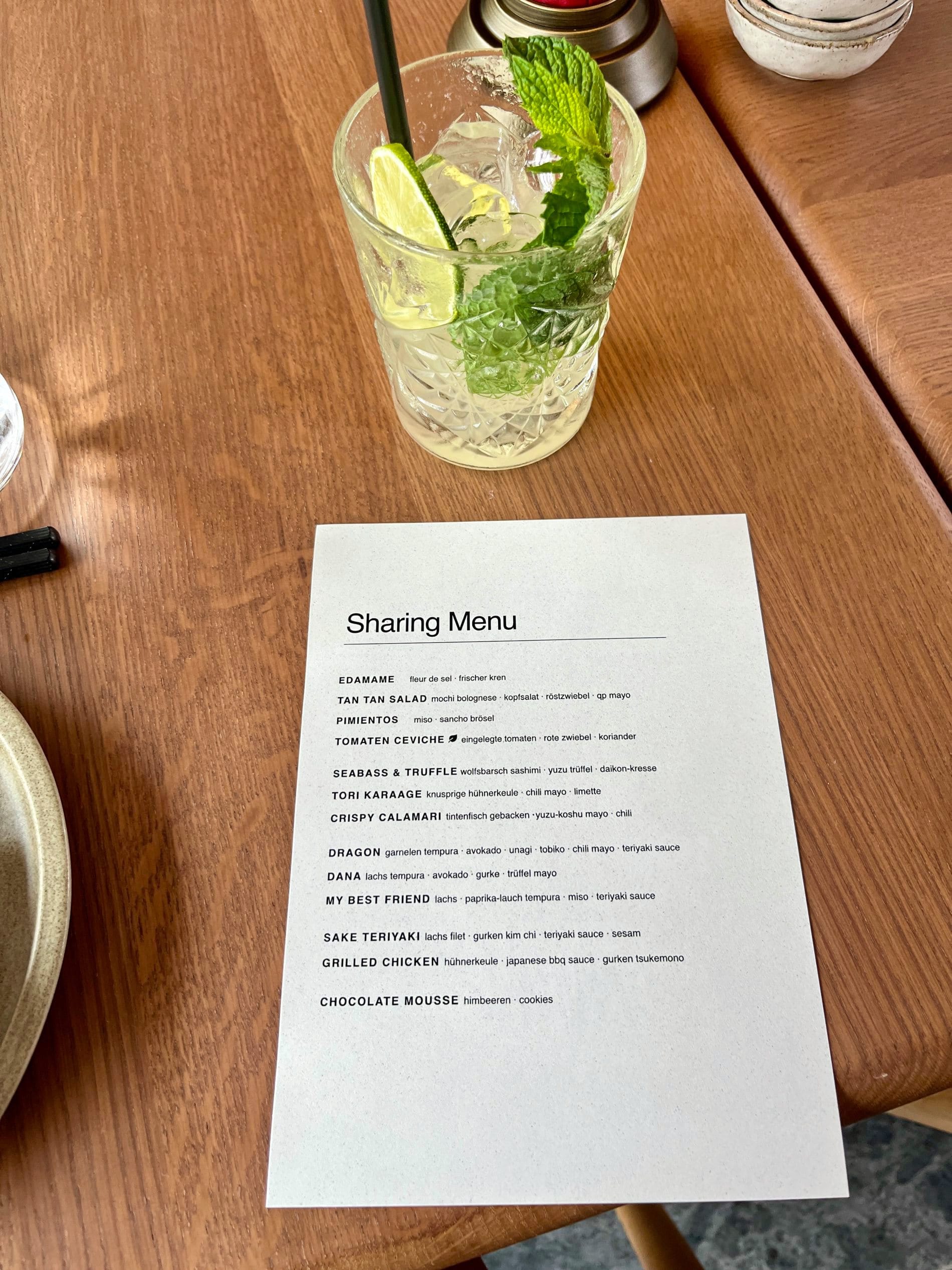 Mochi Sushi.Grill.Rooftop Bar hat im Hotel ihre erste Südtiroler Dependance eröffnet. Das Konzept basiert auf der japanischen Izakaya-Tradition, bei der kleine, kreativ interpretierte Gerichte wie Sushi, Sashimi, Robata-Grill oder Karaage im Sharing-Stil serviert werden.