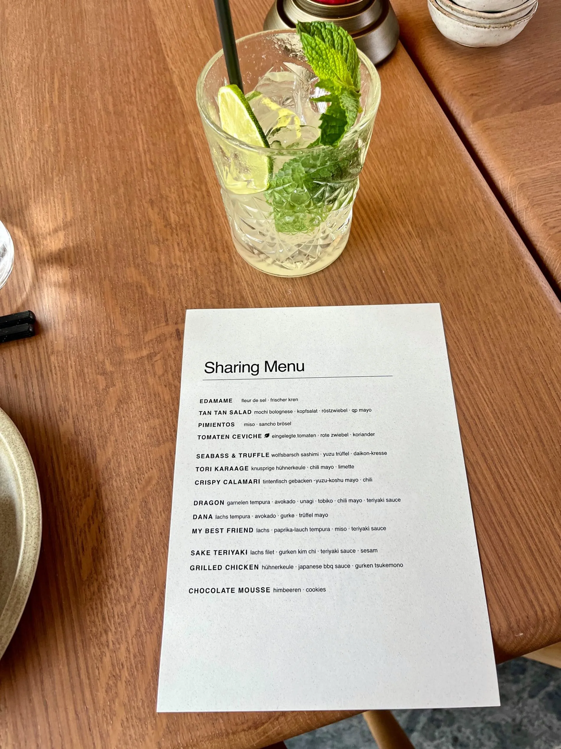 Mochi Sushi.Grill.Rooftop Bar hat im Hotel ihre erste Südtiroler Dependance eröffnet. Das Konzept basiert auf der japanischen Izakaya-Tradition, bei der kleine, kreativ interpretierte Gerichte wie Sushi, Sashimi, Robata-Grill oder Karaage im Sharing-Stil serviert werden.