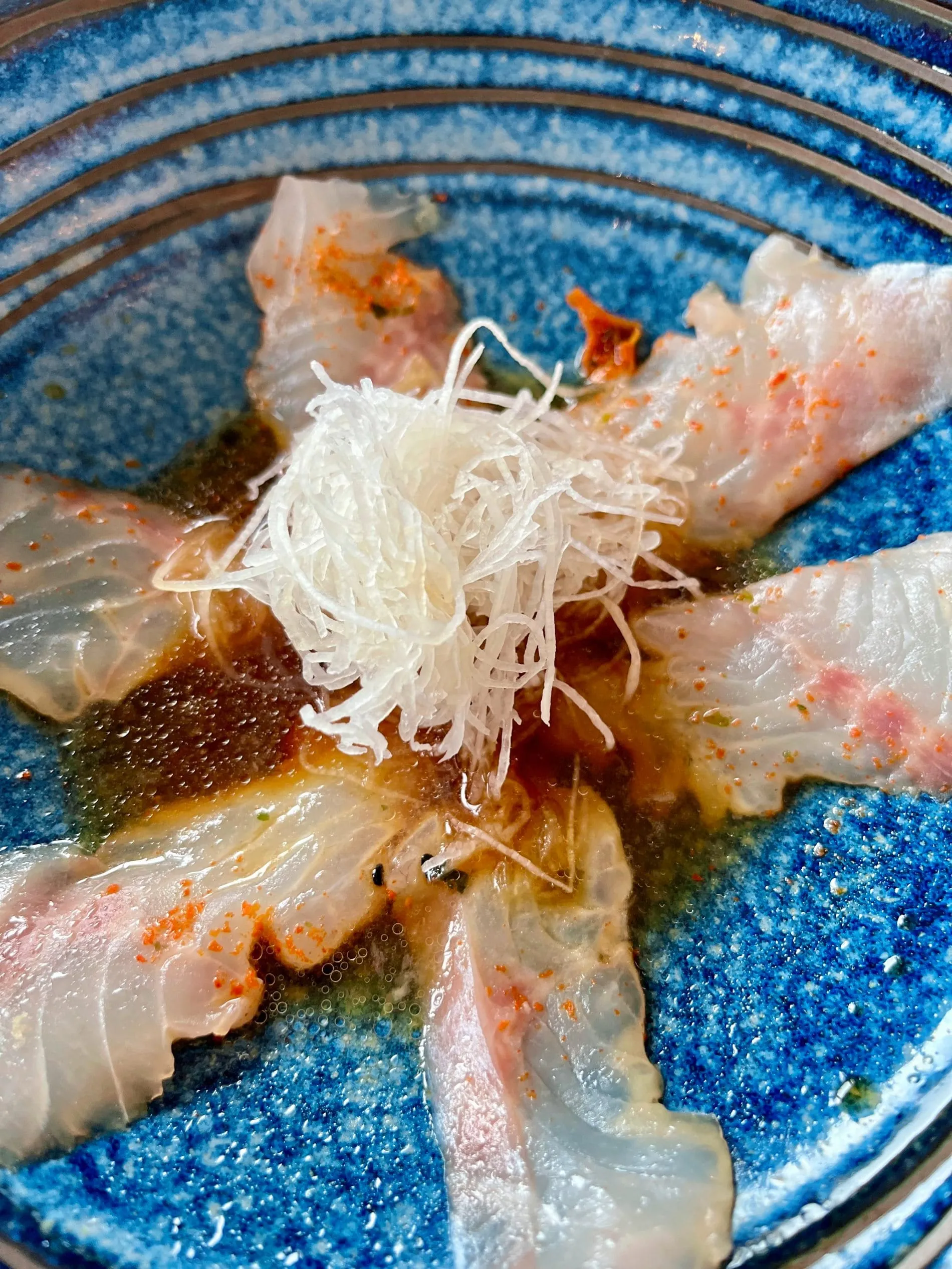 Mochi Sushi.Grill.Rooftop Bar hat im Hotel ihre erste Südtiroler Dependance eröffnet. Das Konzept basiert auf der japanischen Izakaya-Tradition, bei der kleine, kreativ interpretierte Gerichte wie Sushi, Sashimi, Robata-Grill oder Karaage im Sharing-Stil serviert werden.