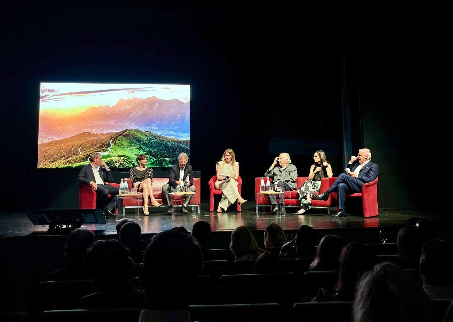 Podiumsdiskussion zum Thema „30 Jahre FMTG – Visionen, Verantwortung und Wandel im Tourismus“.