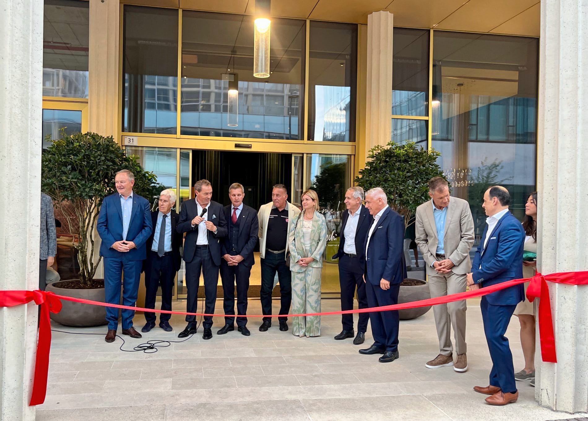 Kurze Ansprache vor dem symbolischen Durchtrennen des Bands zur offiziellen Eröffnung.