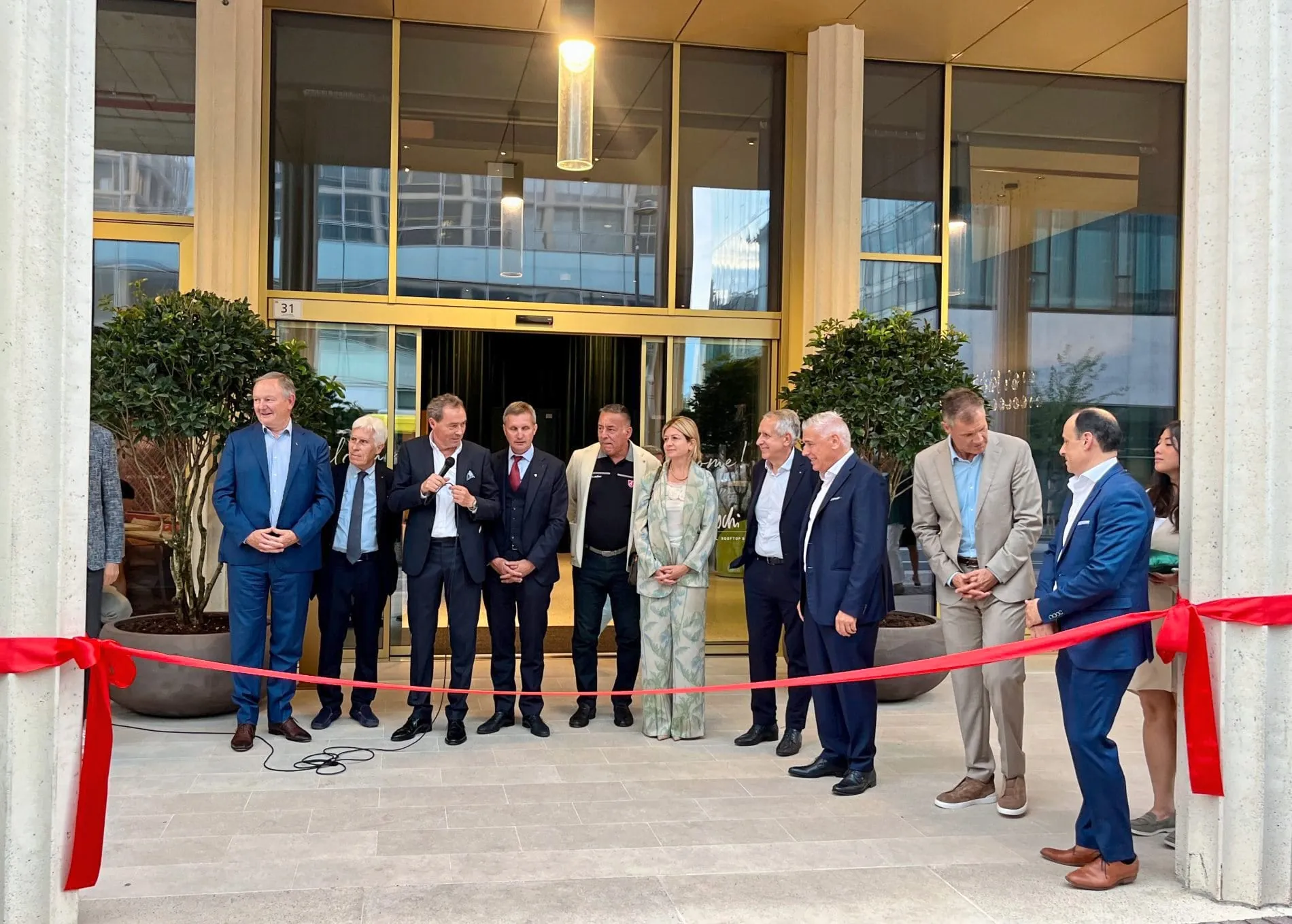 Kurze Ansprache vor dem symbolischen Durchtrennen des Bands zur offiziellen Eröffnung.