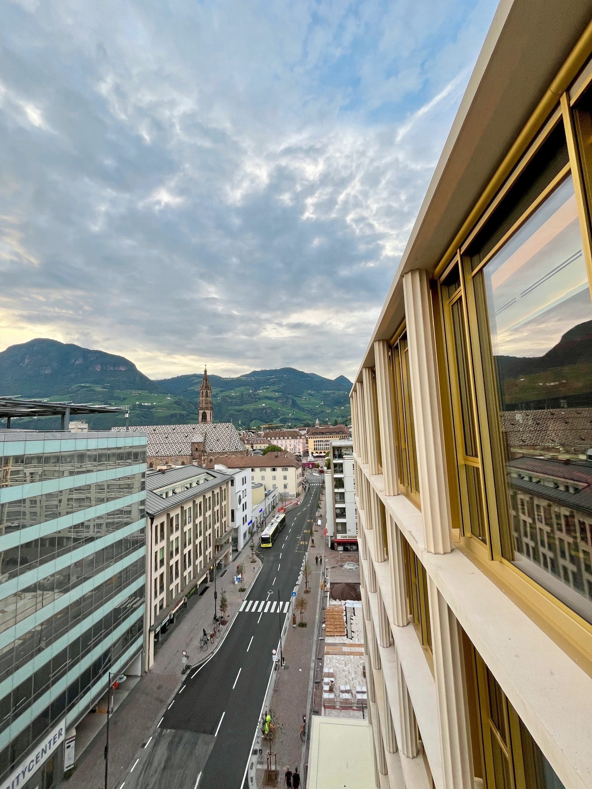 Panoramablick bei Tag auf Bozen und den Dom – direkt vom Falkensteiner Hotel am WaltherPark.