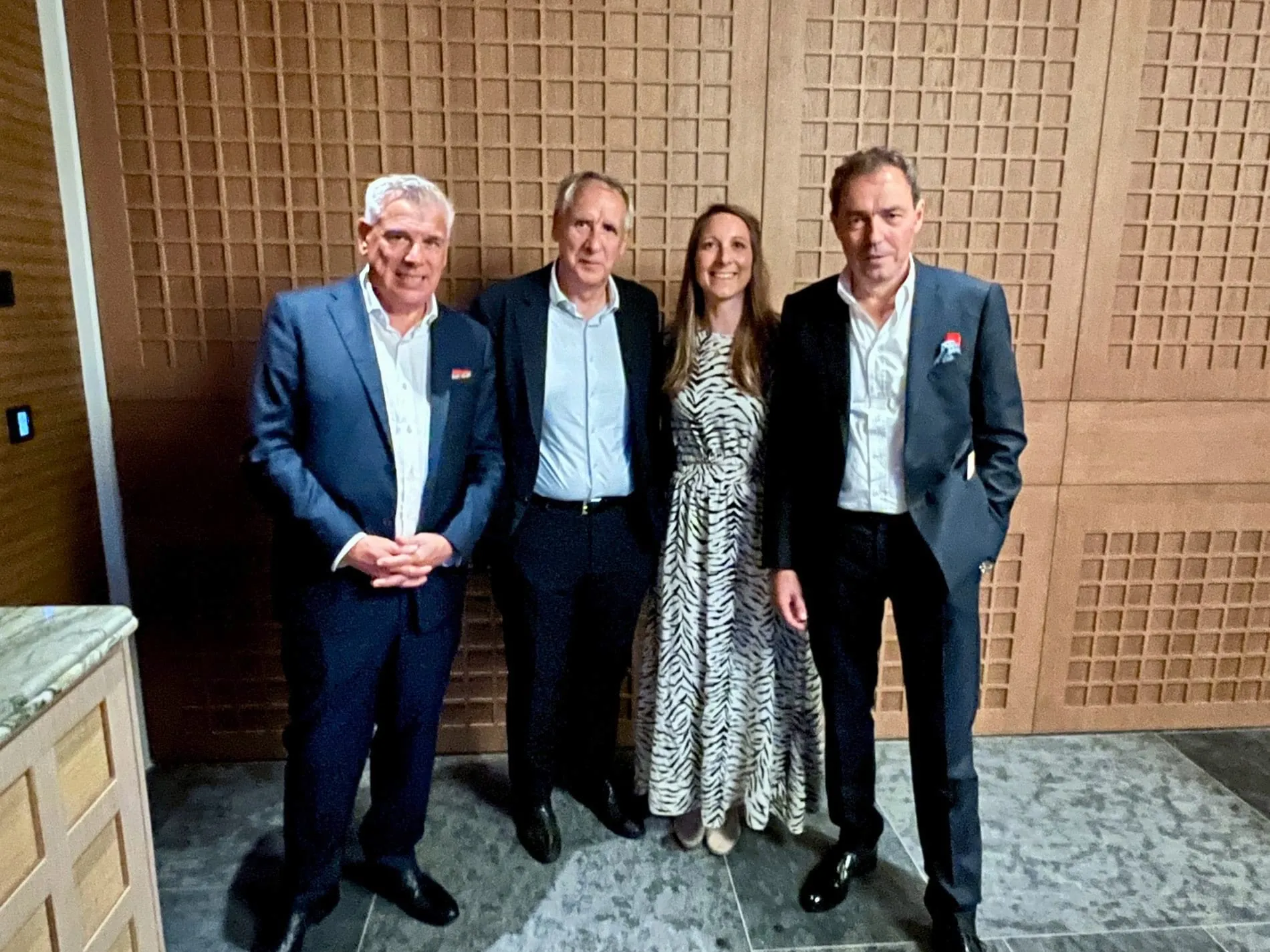 Redakteurin Martina Zollner zusammen mit (von links) Erich Falkensteiner, Andreas Falkensteiner und Otmar Michaeler.