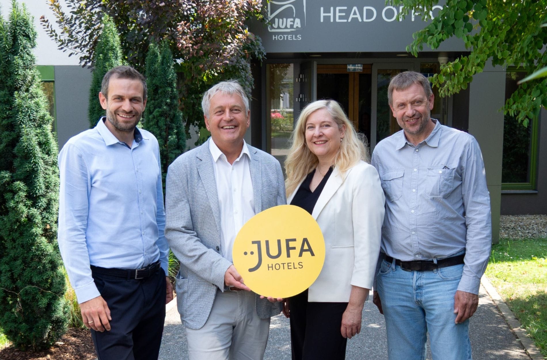 Die Jufa Hotels haben mit Eoss Industries einen Investor gefunden: (von links) Eoss-Vice-President Philipp Blaschitz, Jufa-CEO Gerhard Wendl, Jufa-CFO Sabrina Schütz-Oberländer und Eoss-Geschäftsführer Michael Blaschitz.