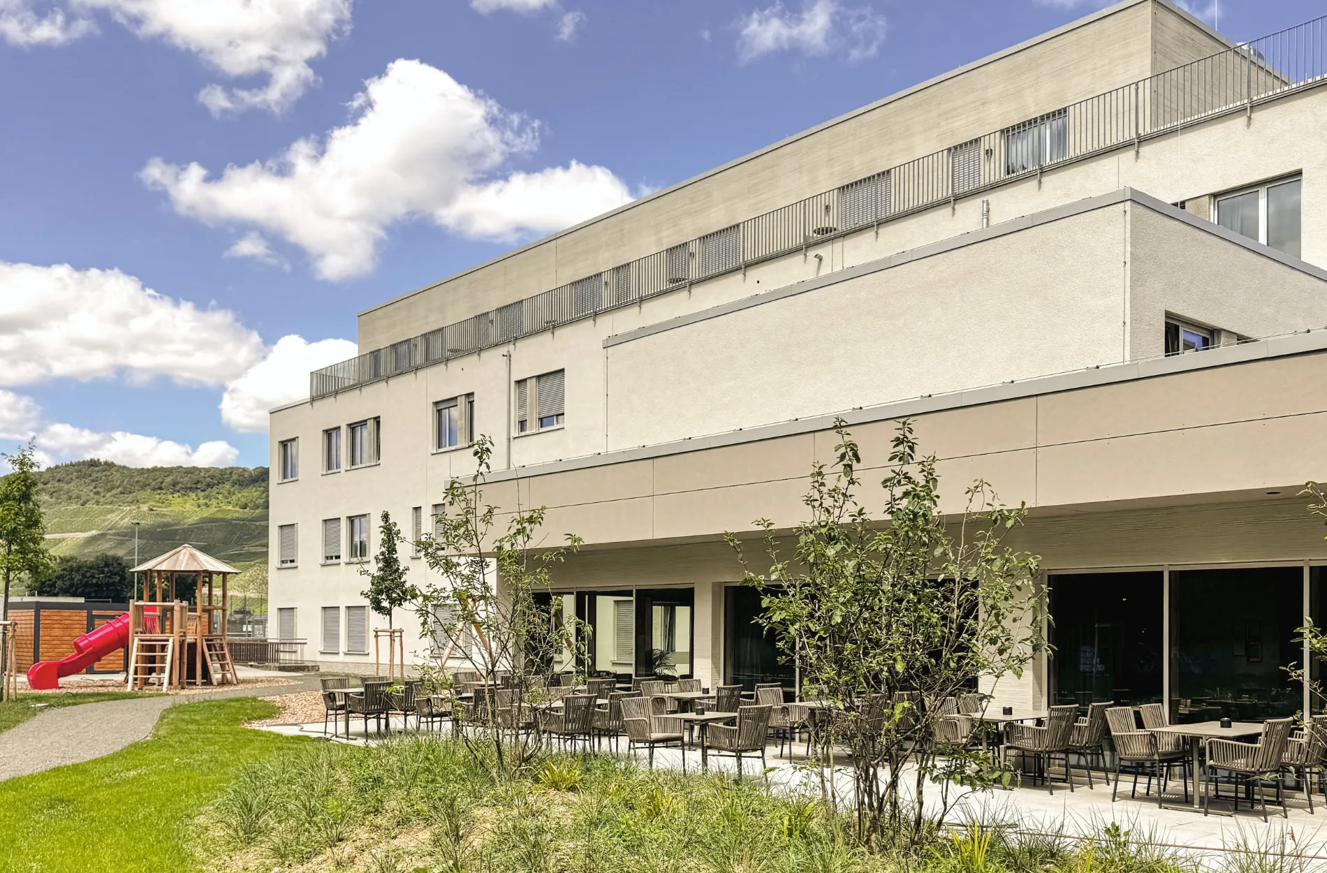 Außenansicht des JUFA Hotel Bernkastel-Kues, dem größten Familienhotel der Stadt.