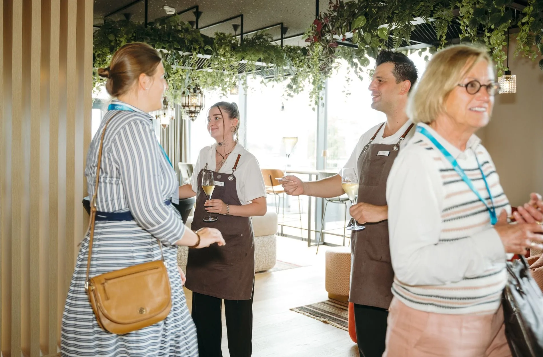 Nachmittagsprogramm: Eine Hausführung durch das Nouri Hotel.