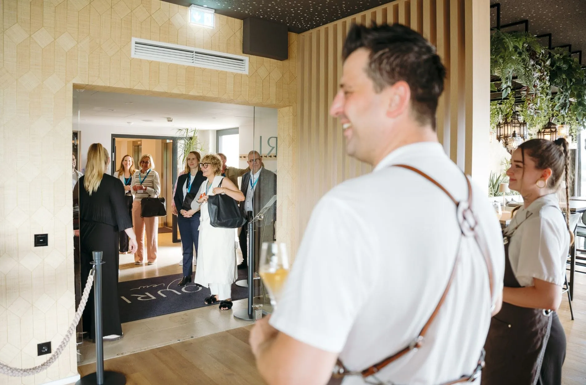 Nachmittagsprogramm: Eine Hausführung durch das Nouri Hotel.